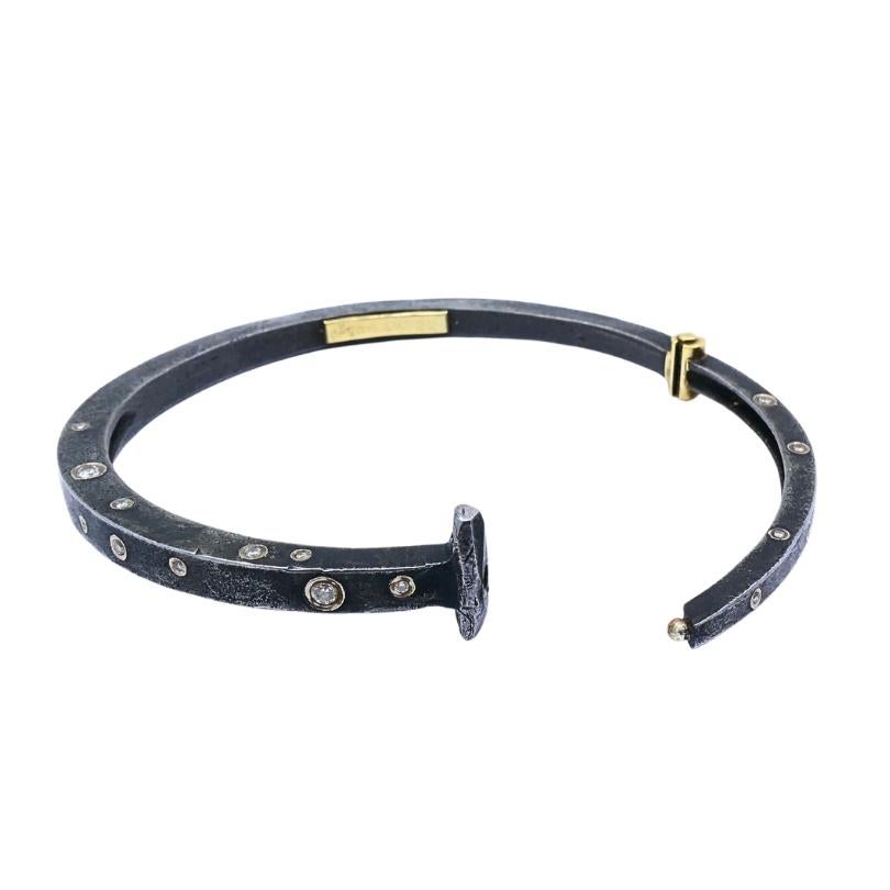 Brazalete moderno de plata y oro de 18 quilates con detalles de diamantes en venta 2
