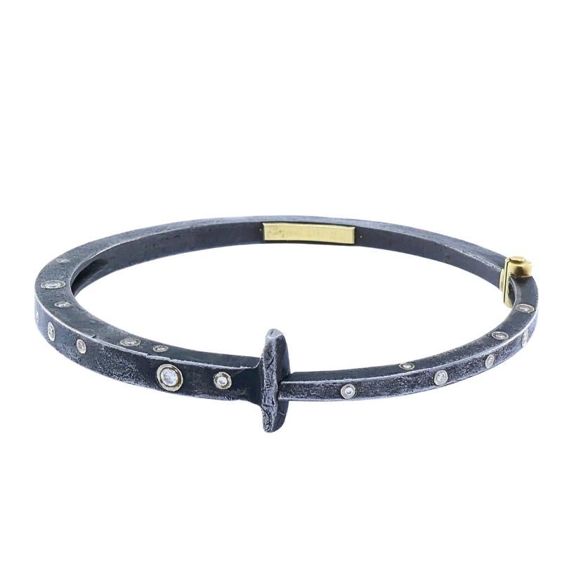 Brazalete moderno de plata y oro de 18 quilates con detalles de diamantes en venta 3