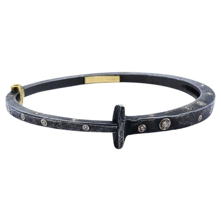 Brazalete moderno de plata y oro de 18 quilates con detalles de diamantes en venta