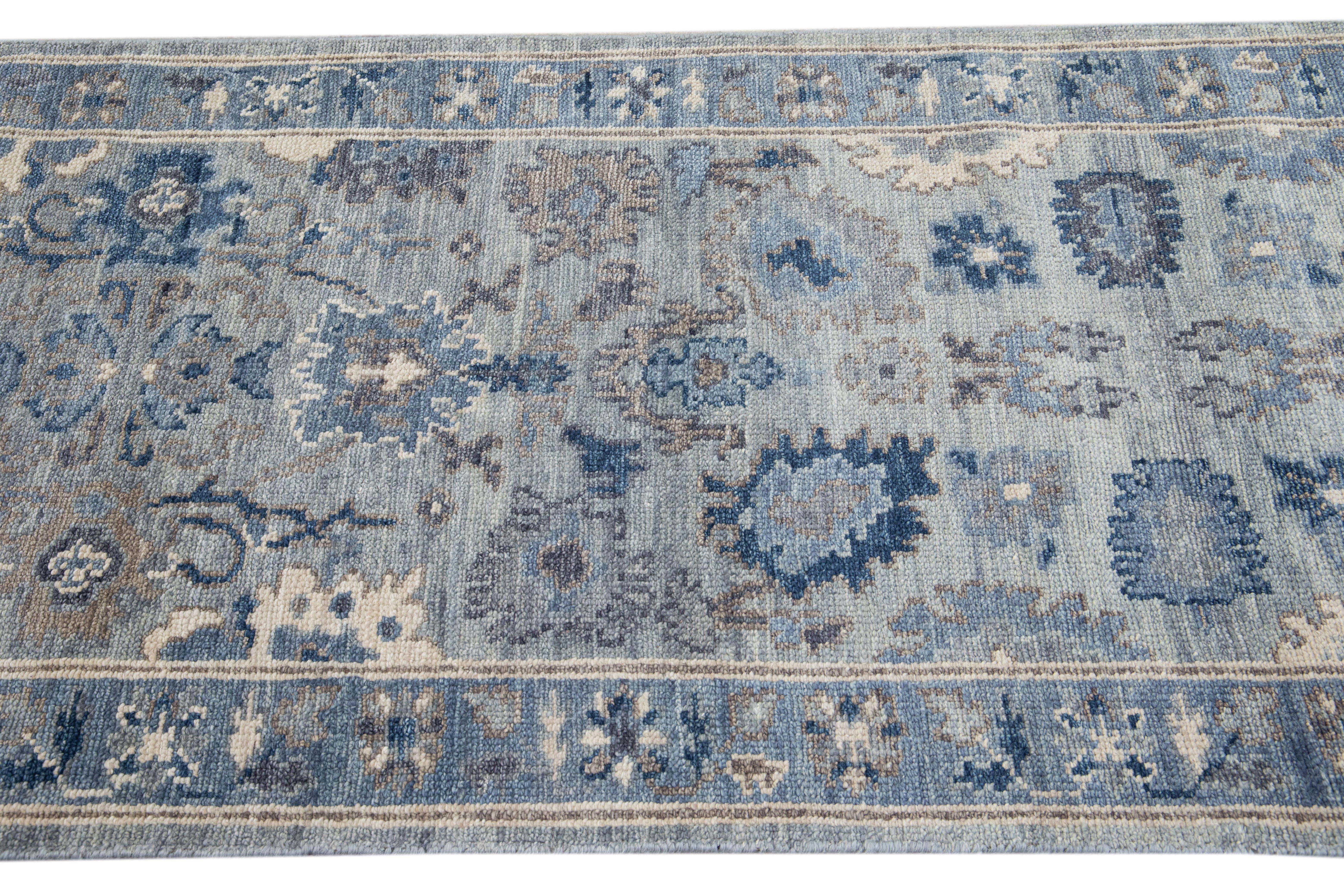 Moderner silberner und blauer handgefertigter Woll-Läufer im Oushak-Stil mit Blumenmotiv im Zustand „Neu“ im Angebot in Norwalk, CT