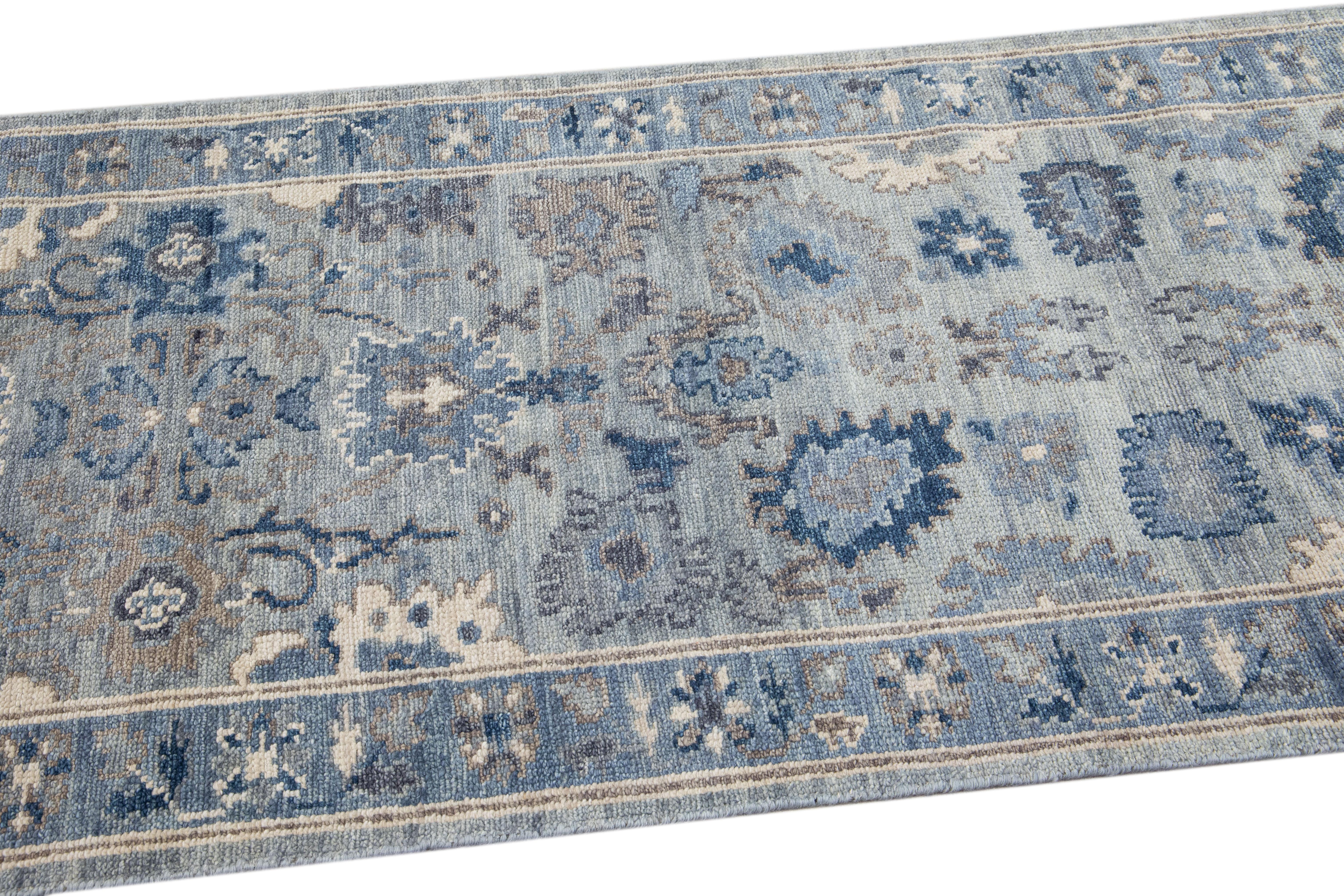Moderner silberner und blauer handgefertigter Woll-Läufer im Oushak-Stil mit Blumenmotiv (Wolle) im Angebot