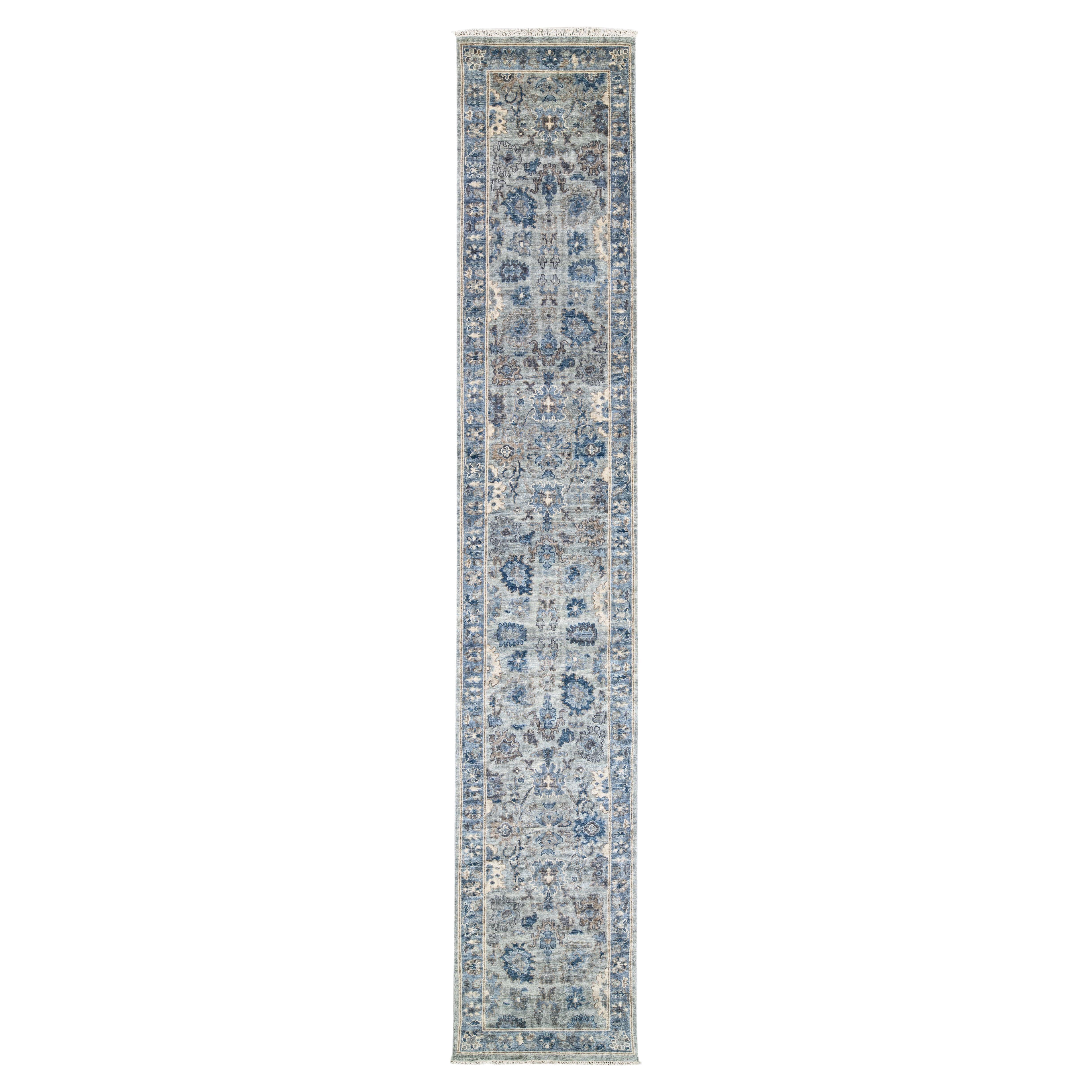 Moderner silberner und blauer handgefertigter Woll-Läufer im Oushak-Stil mit Blumenmotiv im Angebot