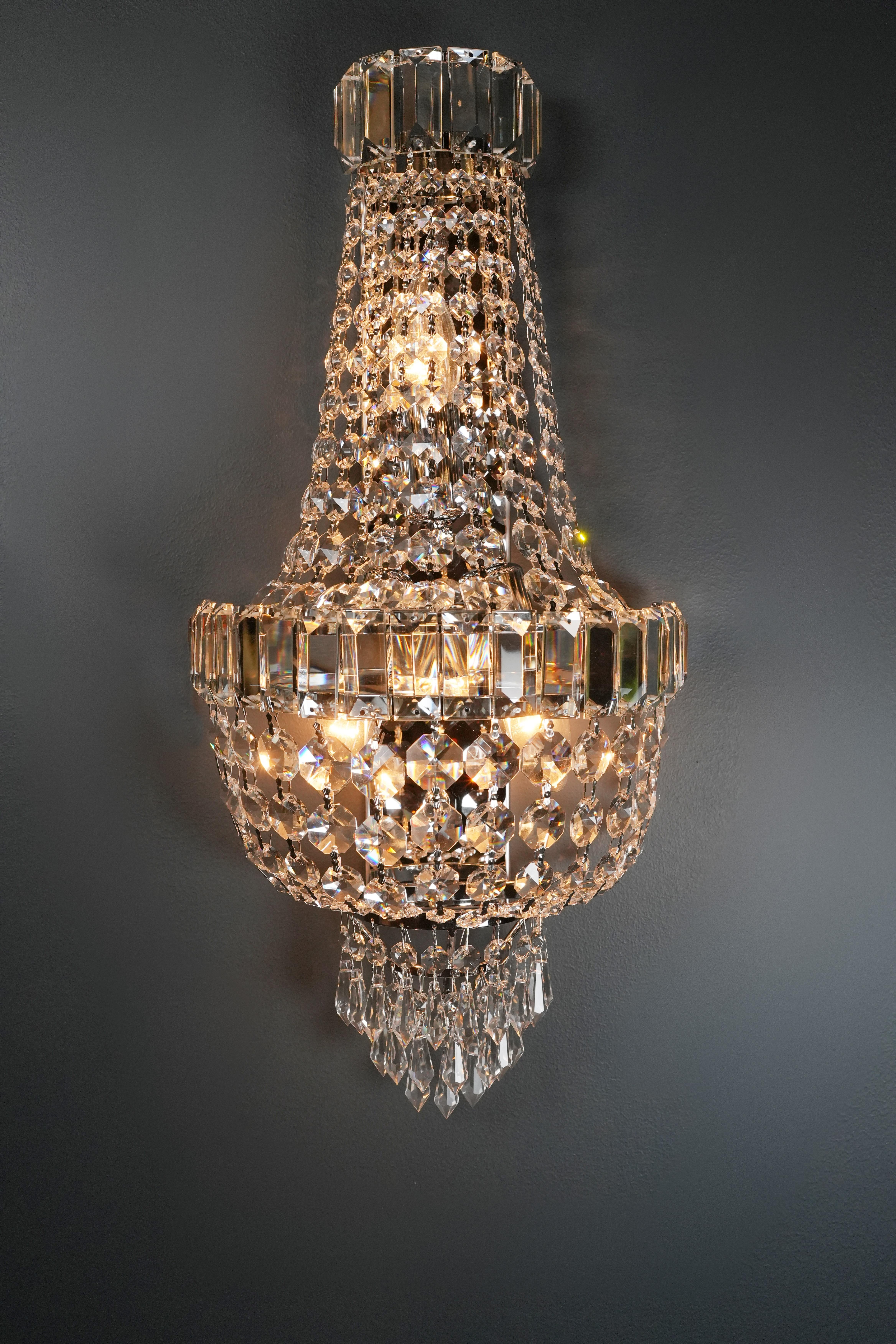 Moderne silberne Wandlampe im Art-Deco-Stil, klassische Jugendstil-Dekoration mit Weinen (Deutsch) im Angebot
