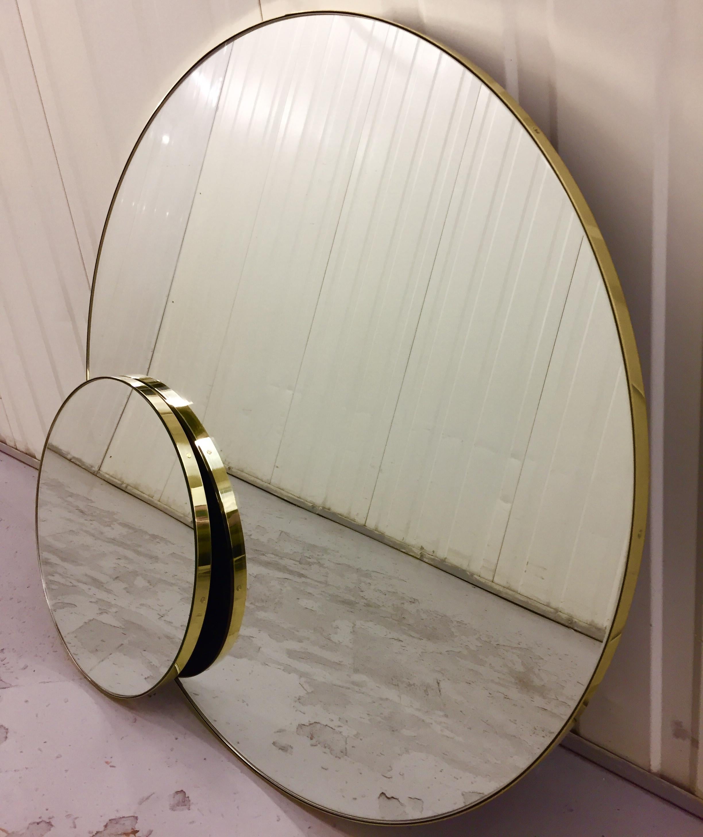 XXIe siècle et contemporain Orbis Round Art Deco Contemporary Mirror with Brass Frame, Regular (miroir rond art déco contemporain avec cadre en laiton) en vente