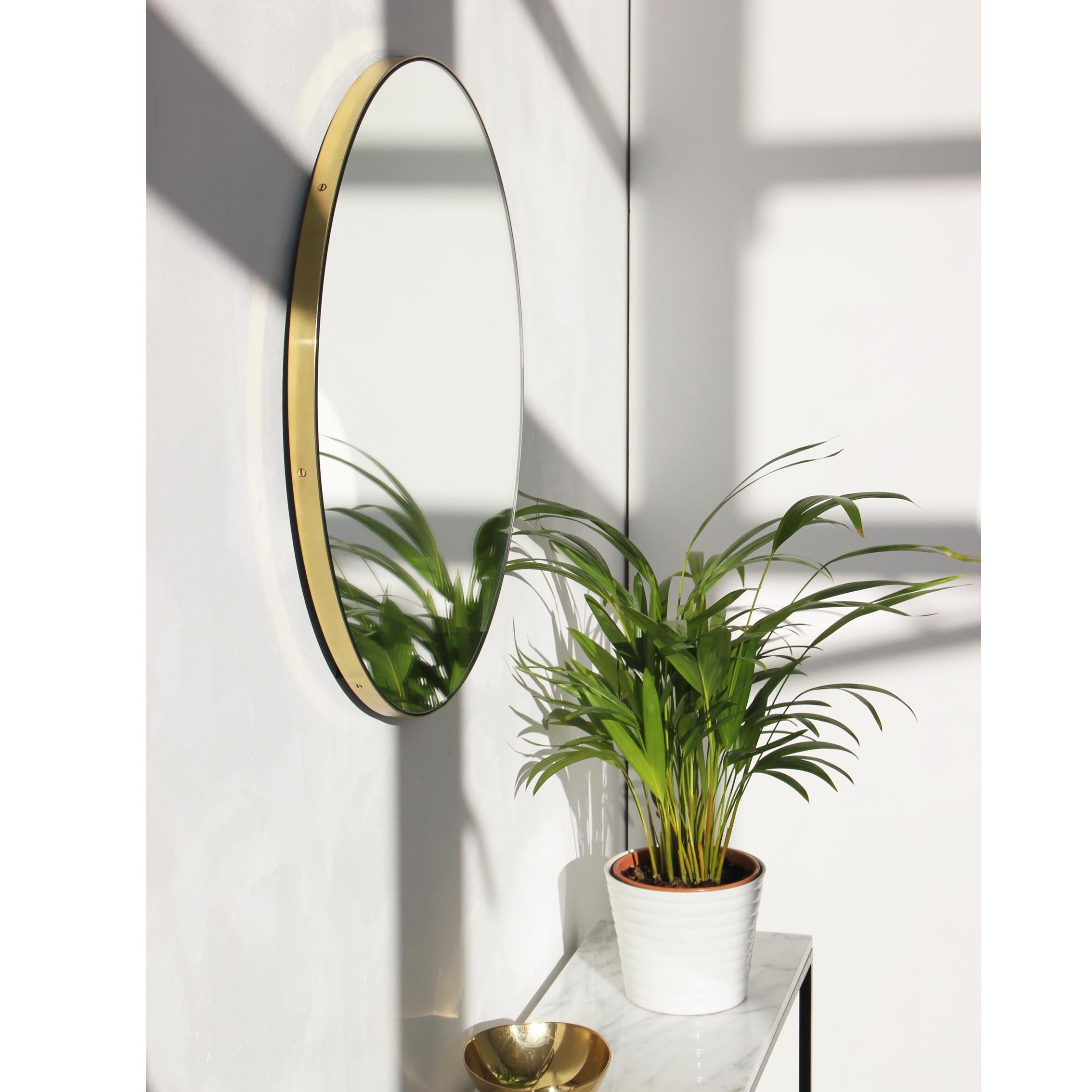 Britannique Orbis Round Art Deco Contemporary Mirror with Brass Frame, Regular (miroir rond art déco contemporain avec cadre en laiton) en vente