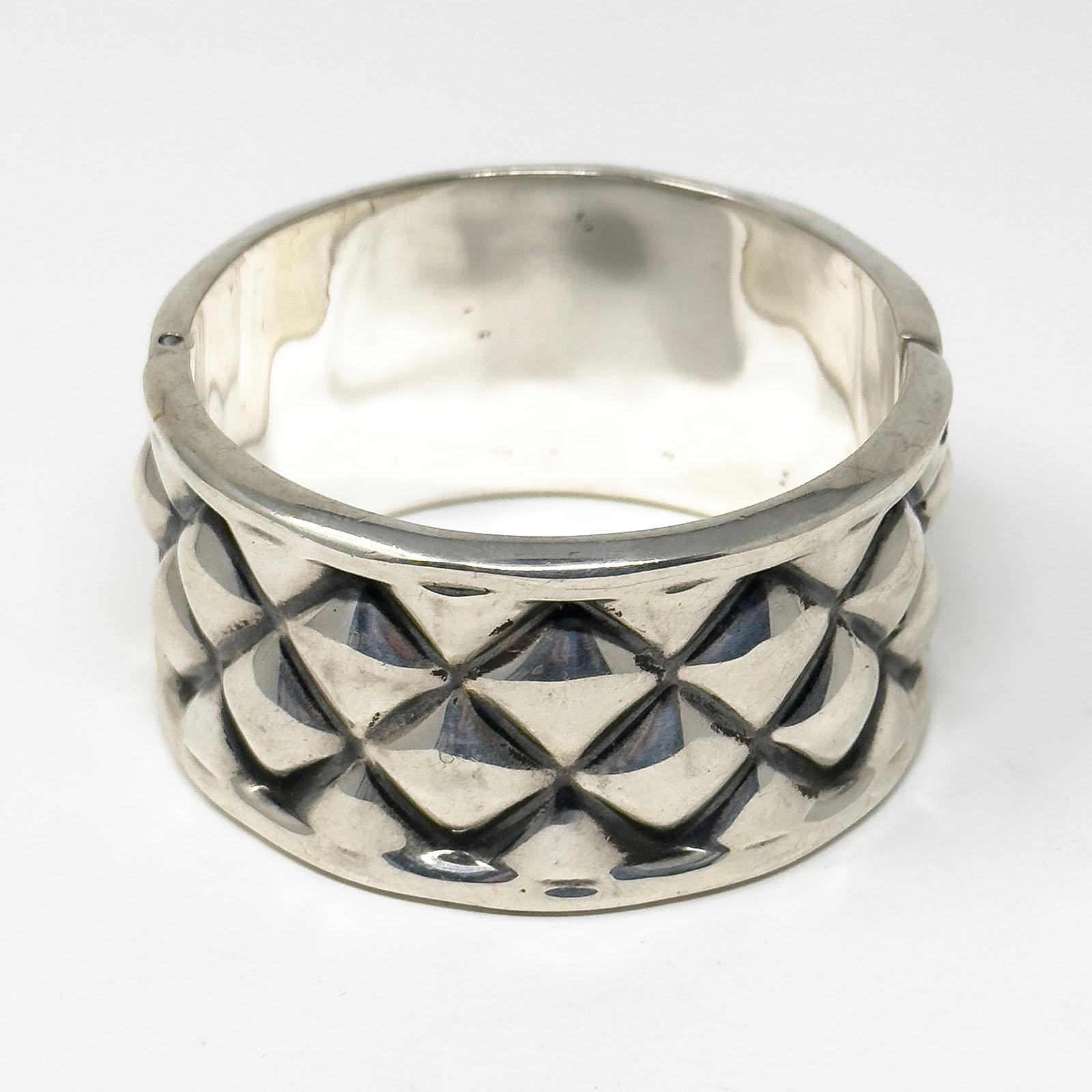 Bracciale moderno in argento con motivo a diamante proveniente dal Messico

Un attraente motivo a diamante ricopre la superficie di questo moderno bracciale clamper proveniente dal Messico. Il diametro interno è di 2,5 pollici e la larghezza di 1,5