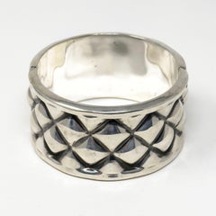 The Moderns Silver Diamond Patterned Clamper Cuff from Mexico (Manchette en argent à motifs de diamants du Mexique)