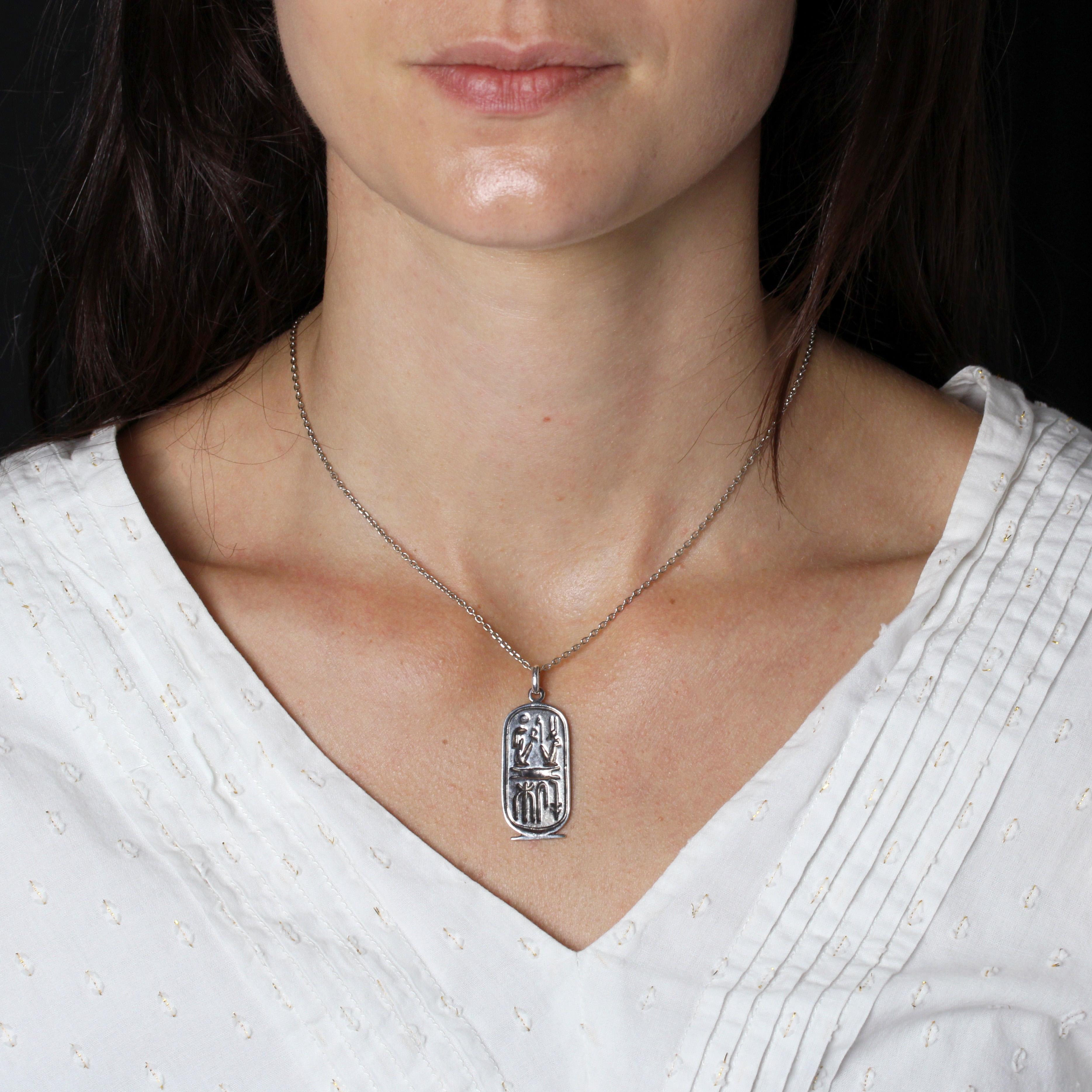 Pendant in silver.
Egyptian silver cartouche pendant, decorated with various hieroglyphs on both sides.
Pendant sold alone without the chain of presentation.
Height : 4,2 cm approximately, width : 16,5 mm approximately, thickness : 1,3 mm