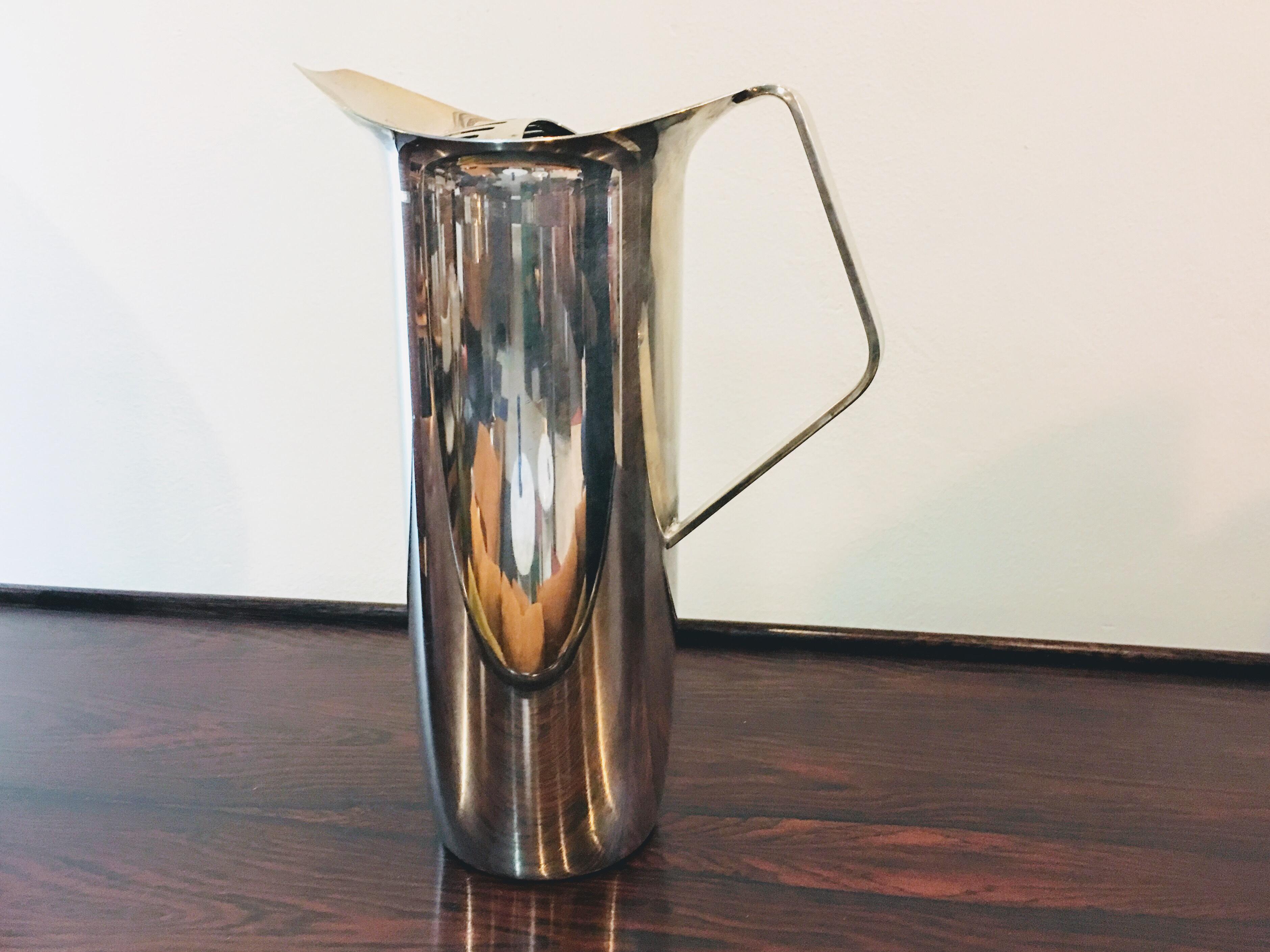 Modern Silver Plate Water Pitcher with Removable Ice Guard Barware by Towle In Good Condition In Denver, CO