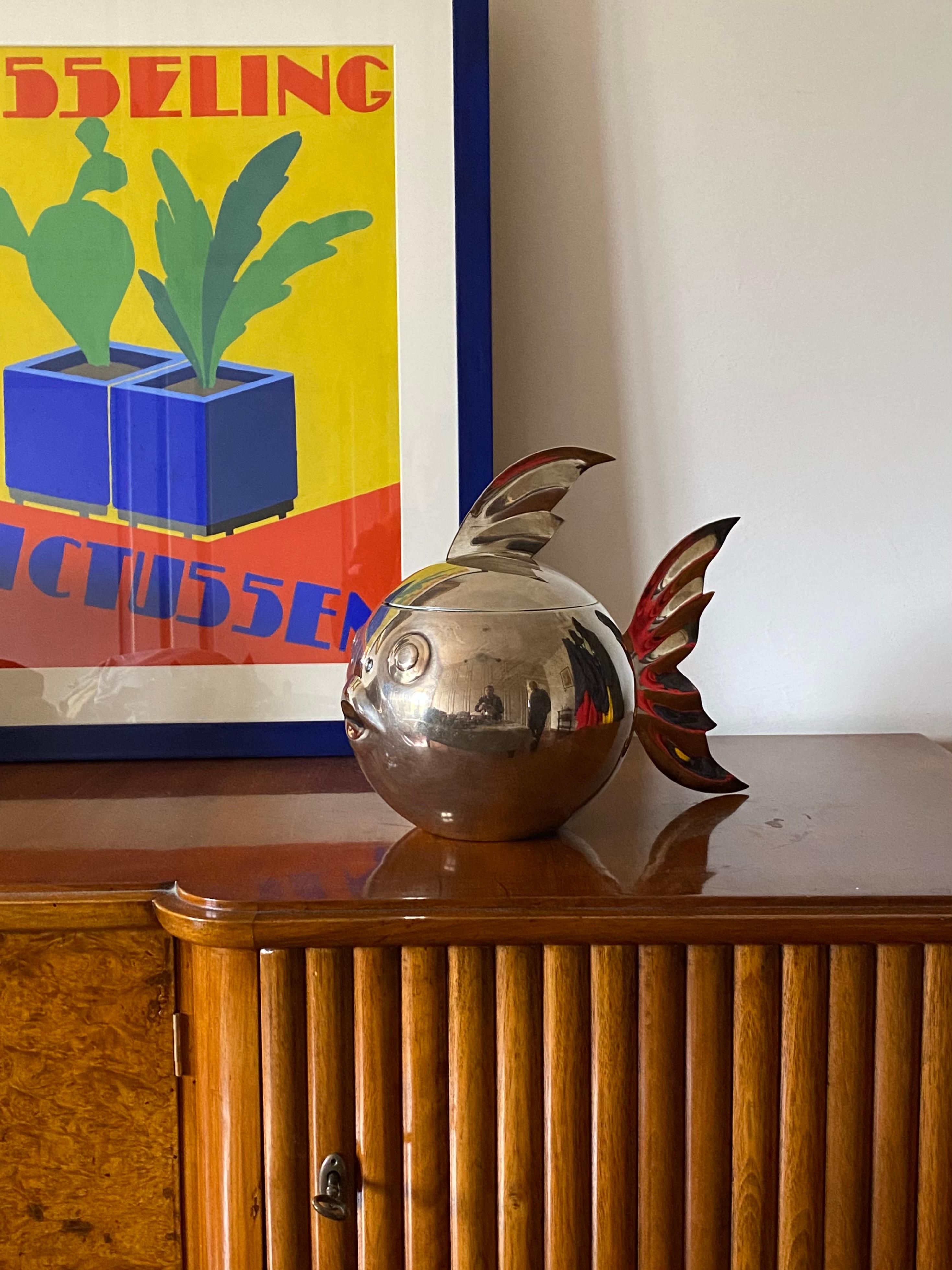 Wichtiger fischförmiger Hollywood-Regency-Weinkühler/Eiskübel 

Teghini Florenz Italien 1970er Jahre

Versilbertes Messing, handgefertigt

Signiert auf dem Sockel.

H 30 cm - 37 x 22,5 cm

Zustand: ausgezeichnet, keine Mängel.