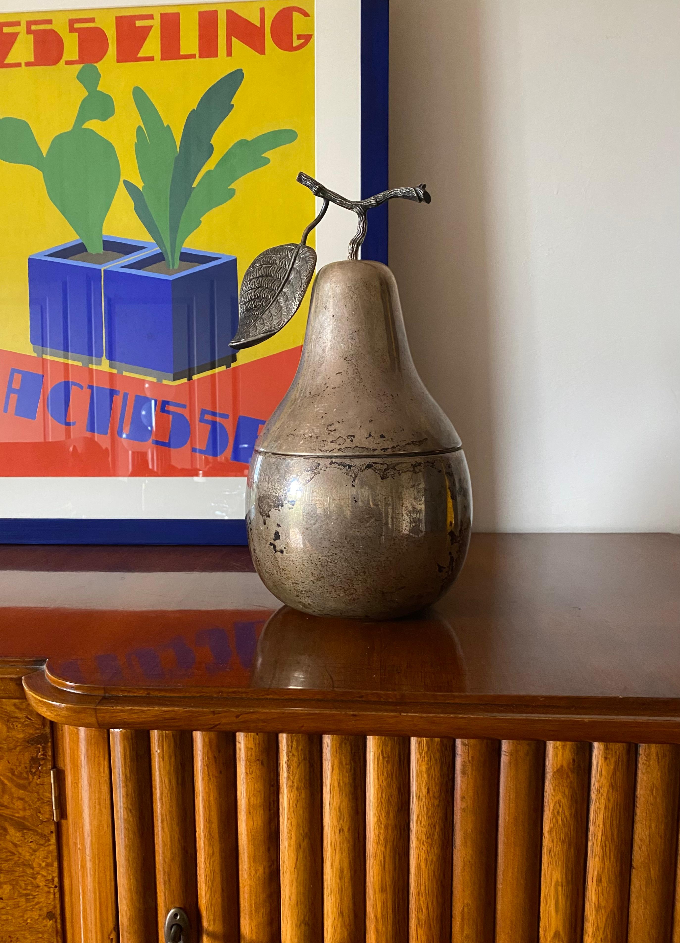 Important Hollywood regency pear-shaped wine cooler / ice bucket 

Teghini Firenze Italy 1970s

Silverplated brass, hand-crafted

Marked on the base.

H 37 cm - 20 cm diam.

Conditions: very good, small dent near the base.