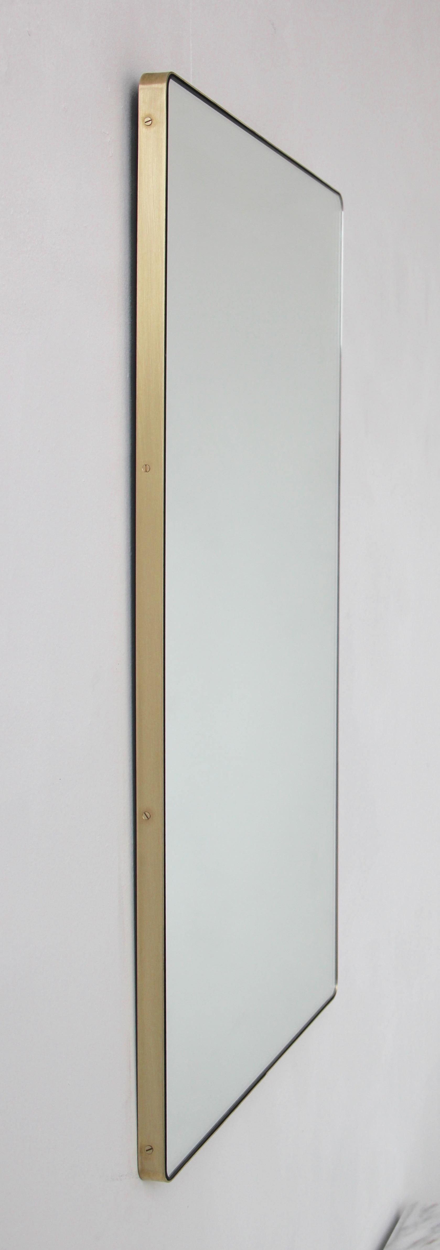 Quadris™ Rechteckiger eleganter Spiegel mit Messingrahmen (Organische Moderne)