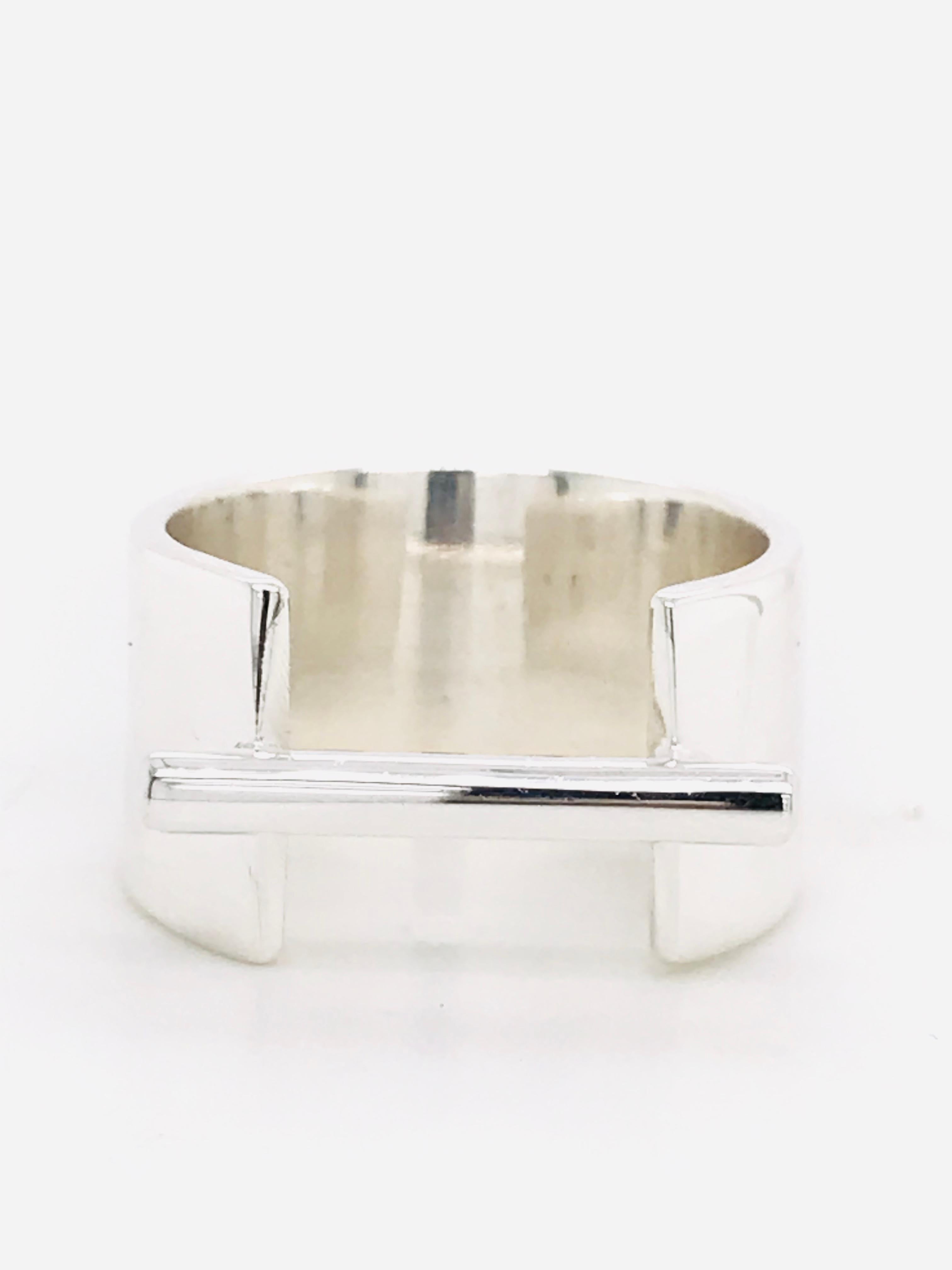 Modern Silver Ring With Cross bar
French Size : 52 or 54
Us Size : 14
British Size : N