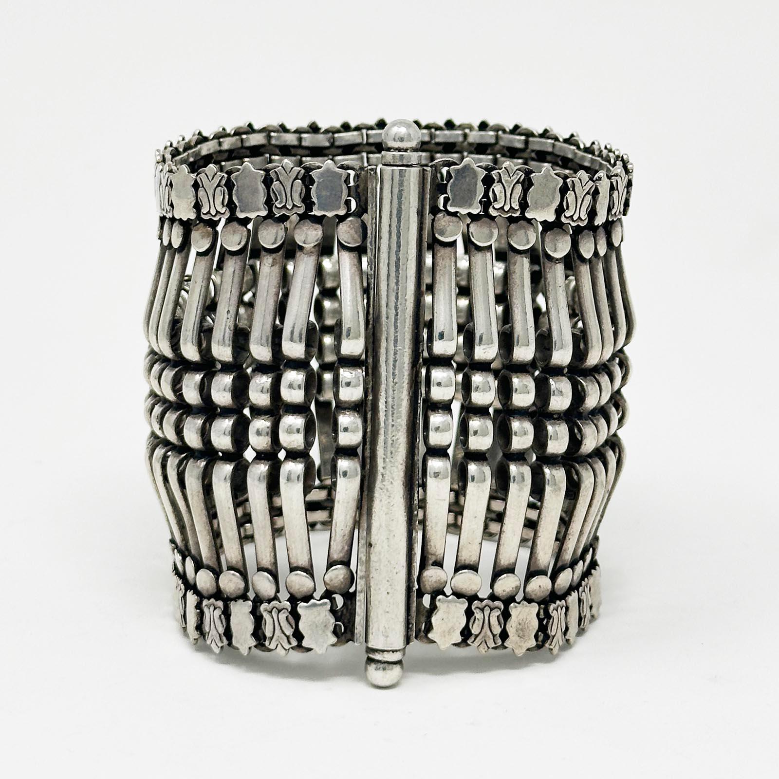 Bracciale a segmenti in argento della fine del XX secolo proveniente dall'India

Si tratta di un moderno bracciale in argento proveniente dall'India, composto da più segmenti, che si apre facilmente con un lungo perno. È molto fluido, con una