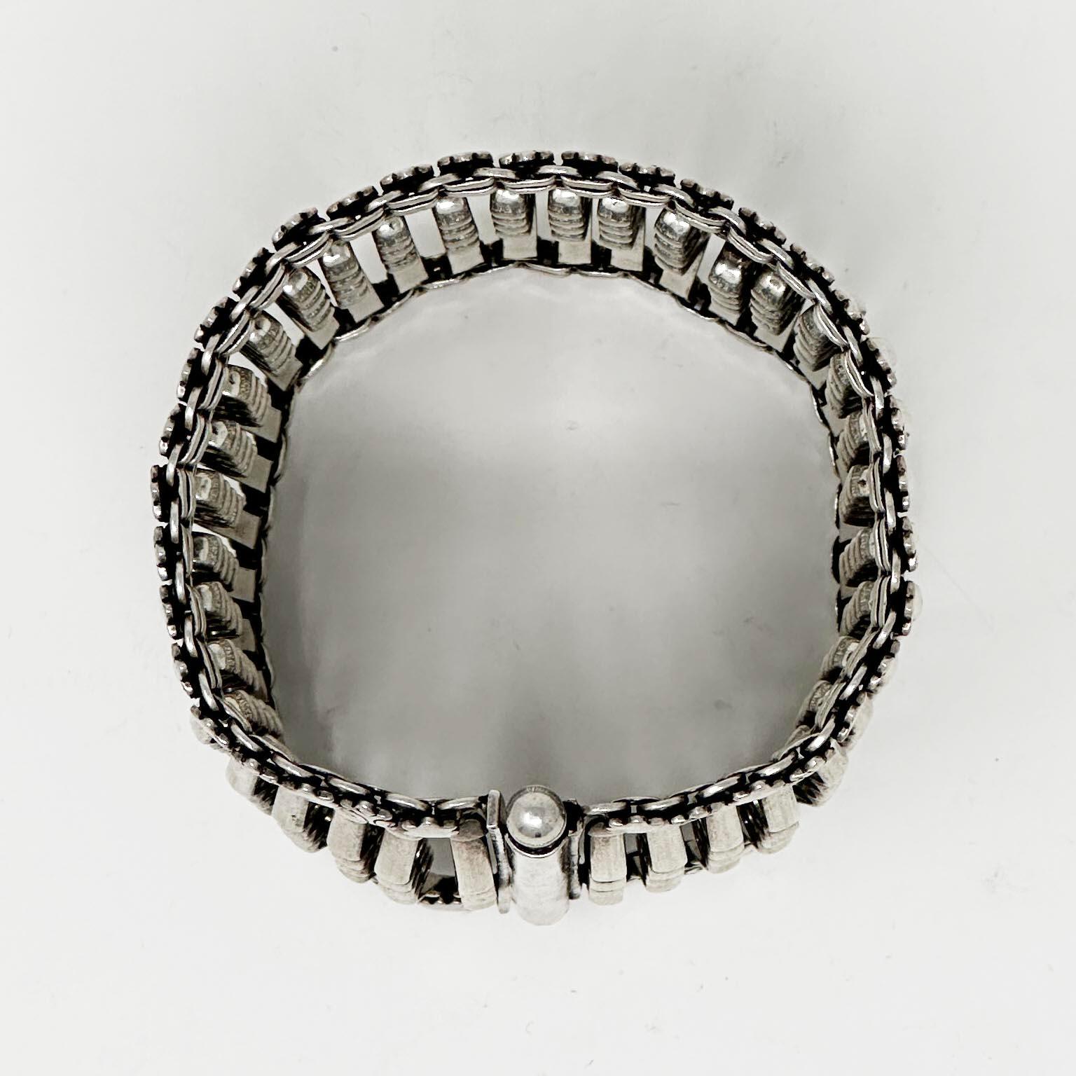 Artigiano Bracciale moderno a segmenti in argento dall'India in vendita