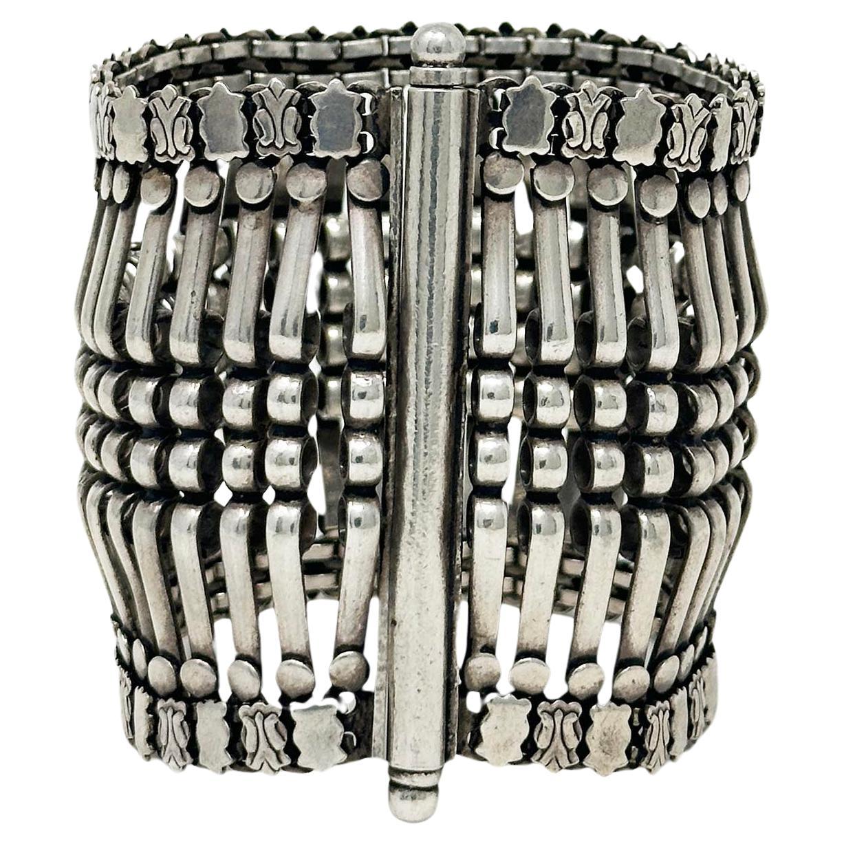 Bracciale moderno a segmenti in argento dall'India in vendita