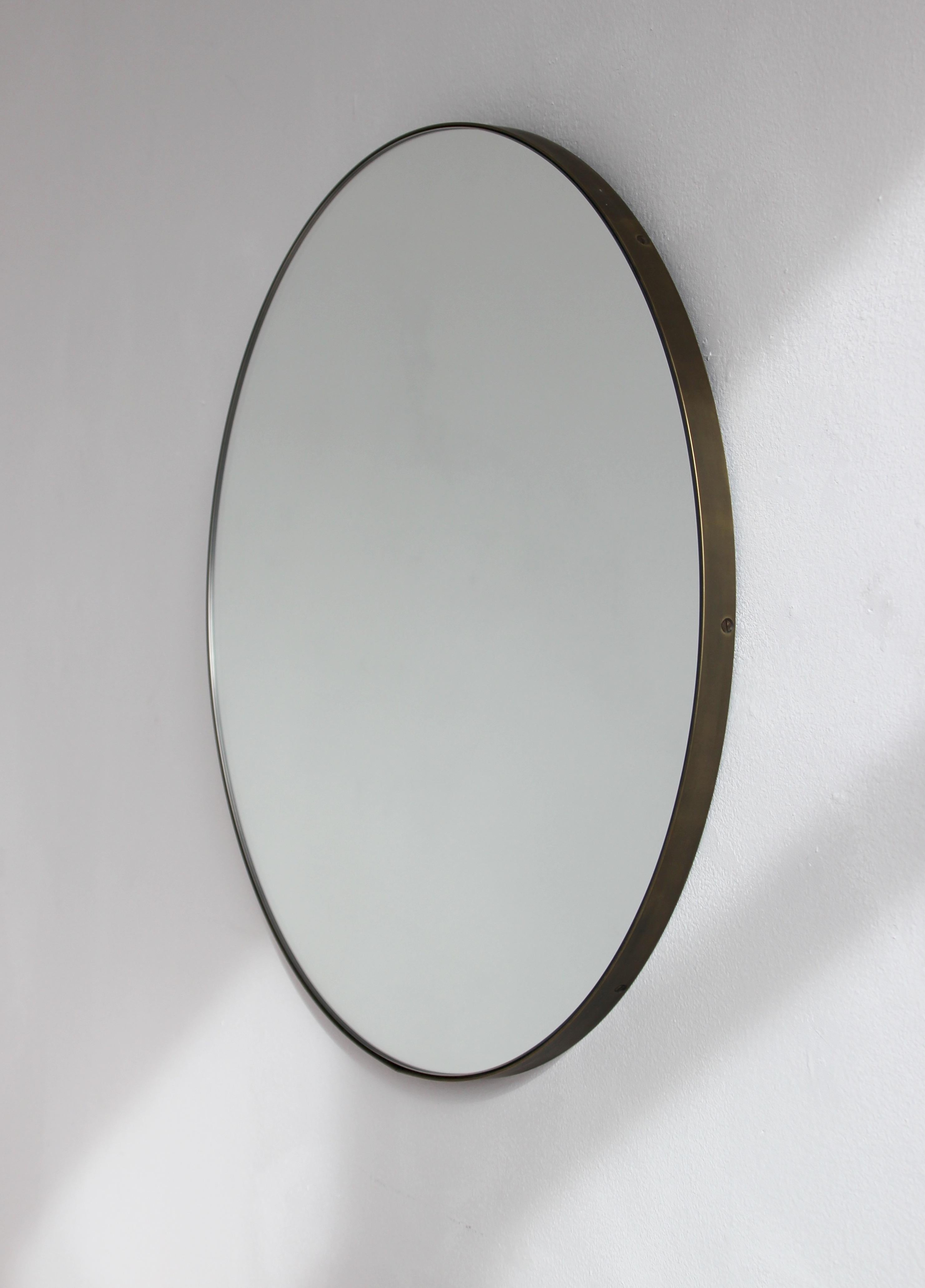 Britannique Orbis Round Art Deco Mirror avec cadre en laiton avec patine bronze, petit en vente