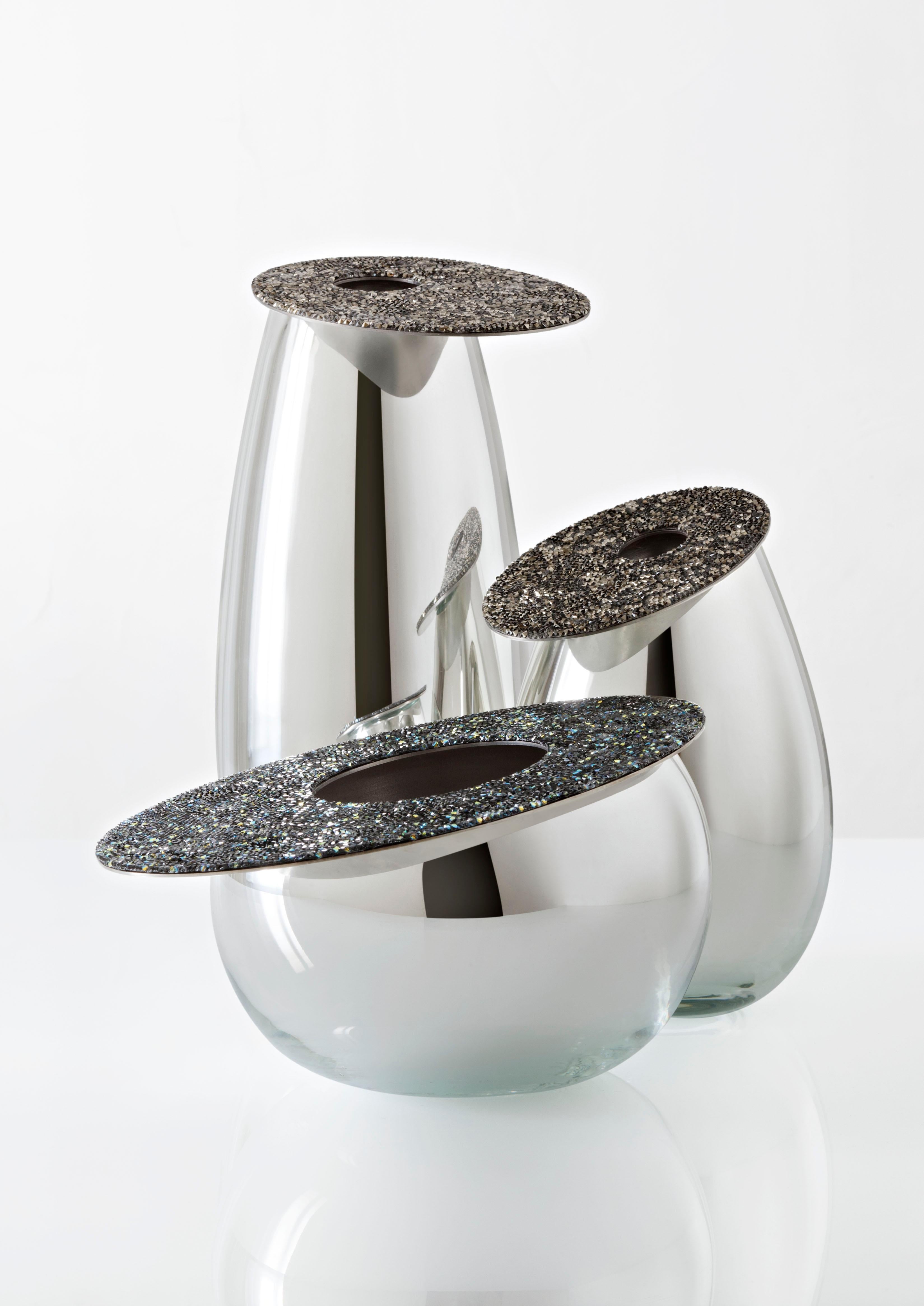 Moderne Vase aus versilbertem Glas mit Swarovski-Kristallen (Organische Moderne) im Angebot