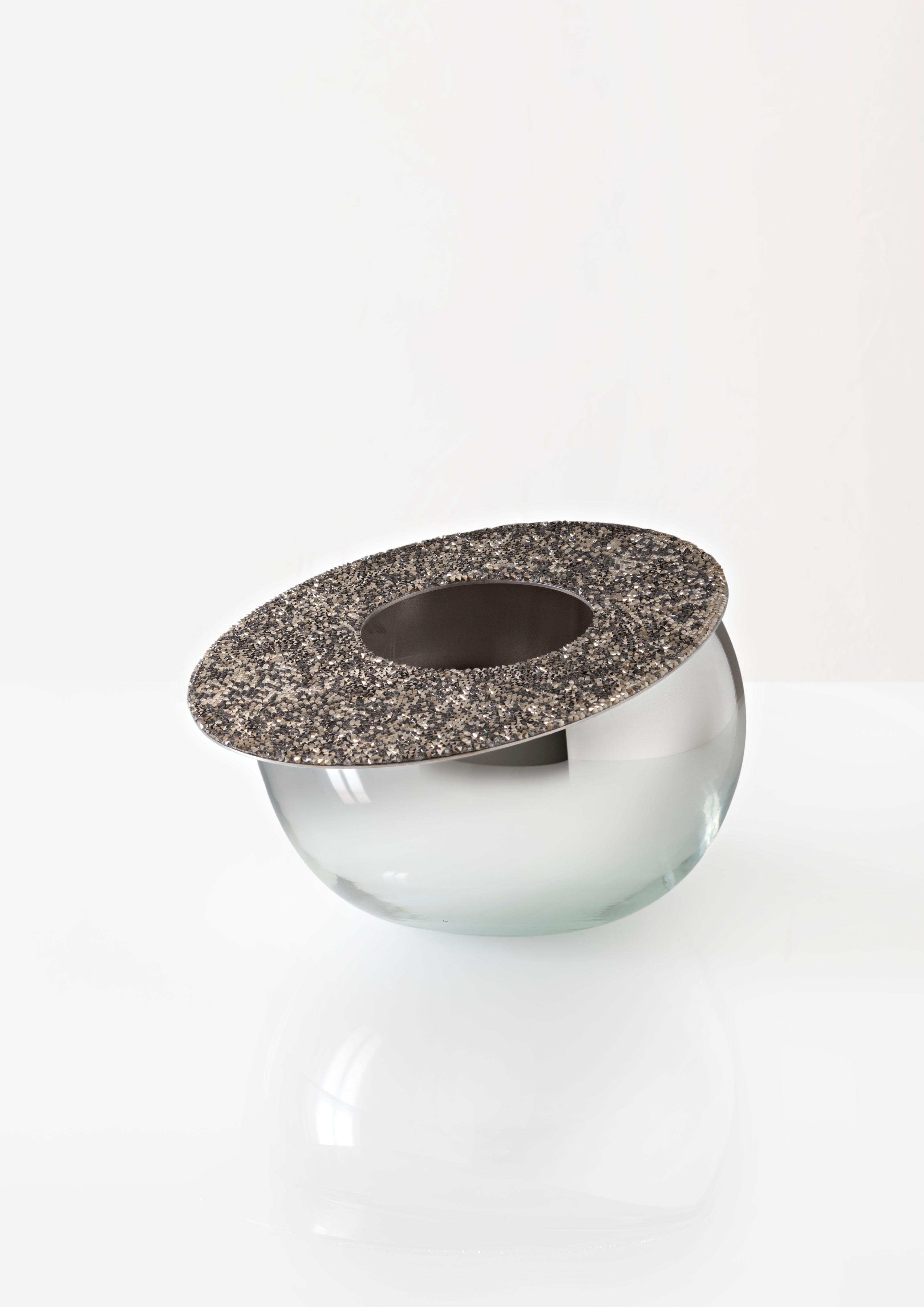 Moderne Vase aus versilbertem Glas mit Swarovski-Kristallen (Tschechisch) im Angebot