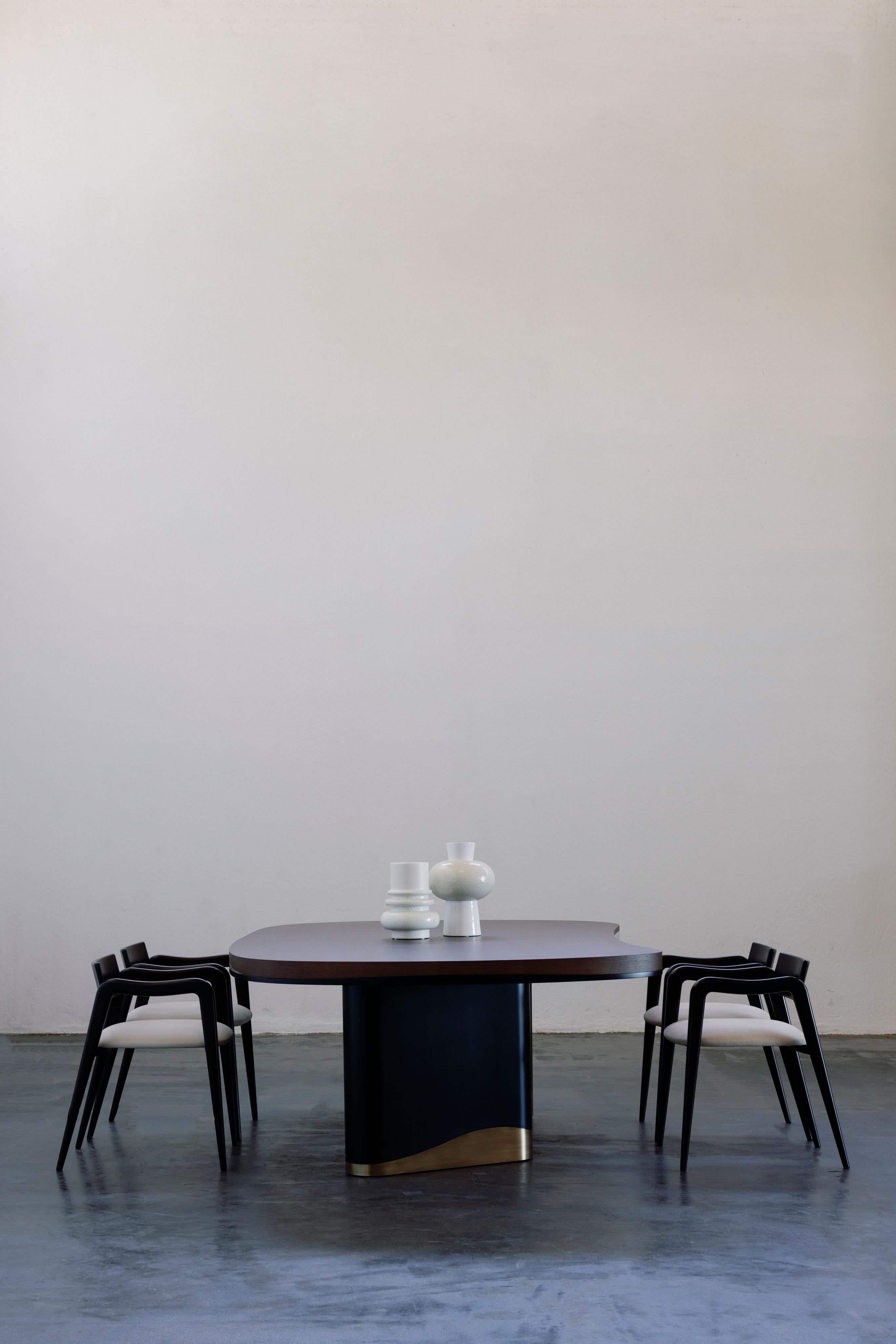 Marqueterie Table de salle à manger Sistelo, chêne américain et laiton, fabriquée à la main au Portugal par Greenapple en vente