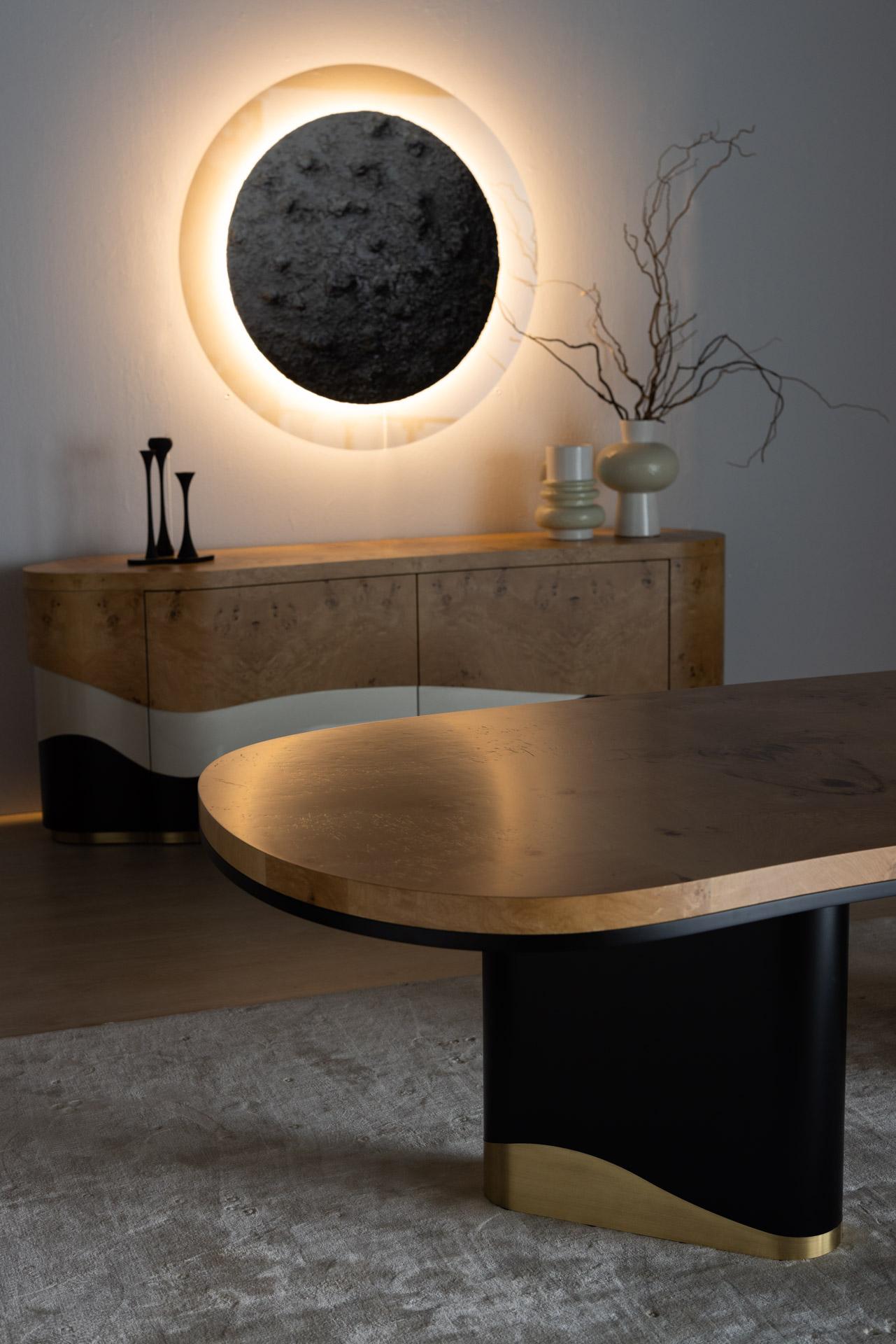 Mesa de comedor moderna Sistelo, roble gris cálido, latón, hecha a mano por Greenapple en venta 2