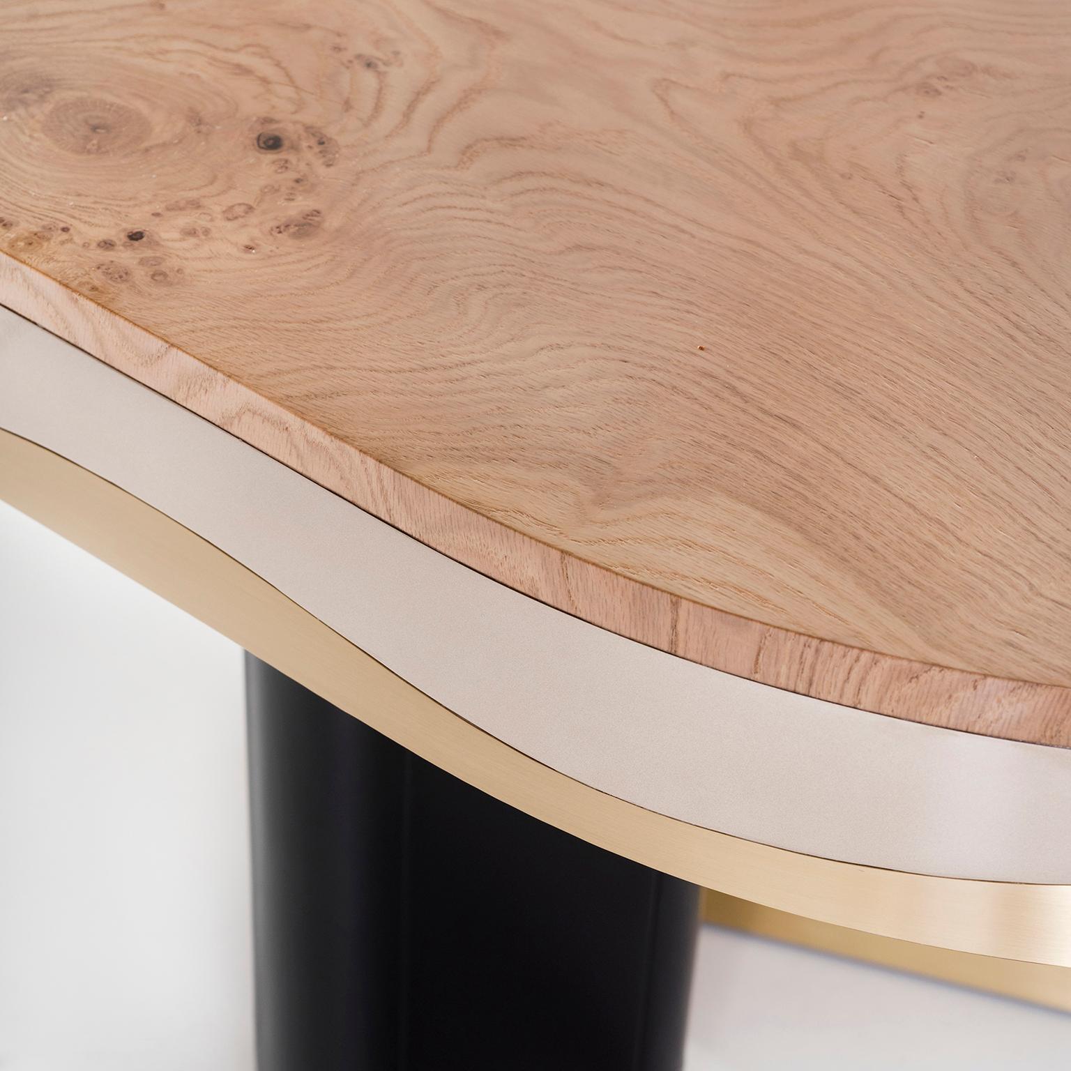 Mesa de comedor moderna Sistelo, roble gris cálido, latón, hecha a mano por Greenapple Siglo XXI y contemporáneo en venta