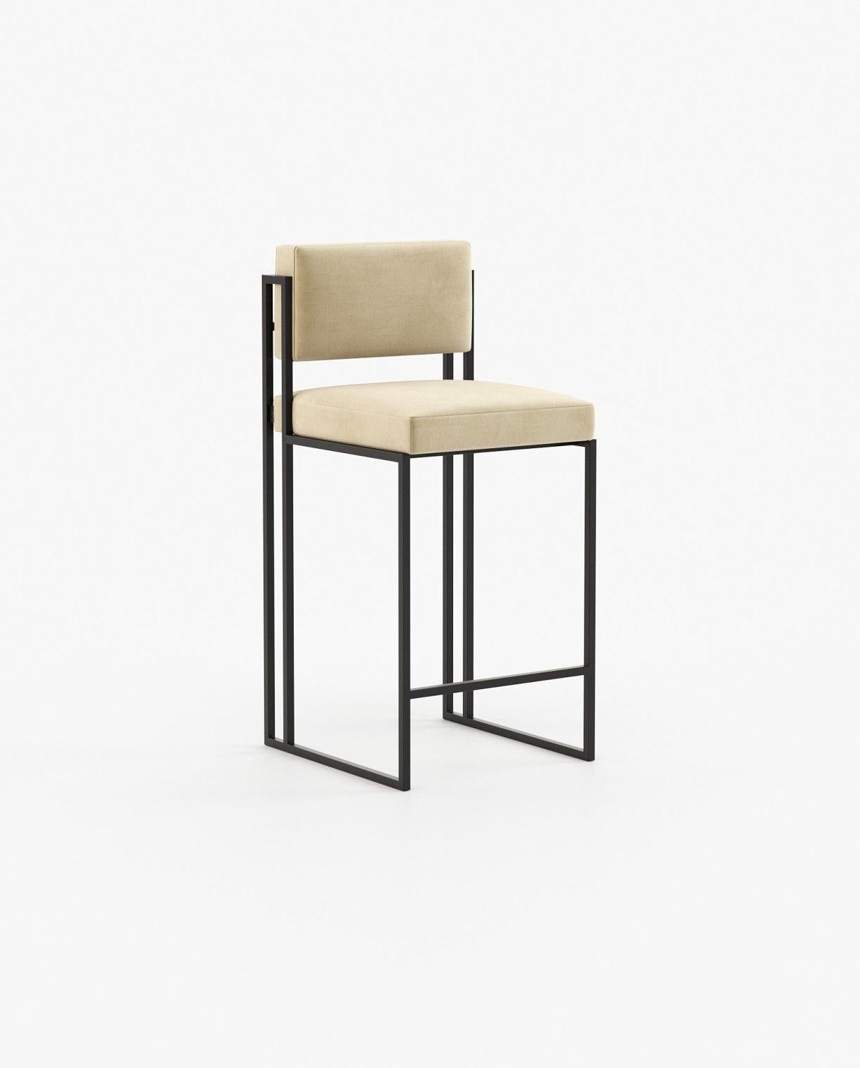 Il s'agit d'une pièce moderne et élégante conçue à la fois pour le confort et le style. Il est doté d'un cadre robuste en acier inoxydable qui garantit sa durabilité et sa longévité. Le tabouret se caractérise par son rembourrage moelleux et son