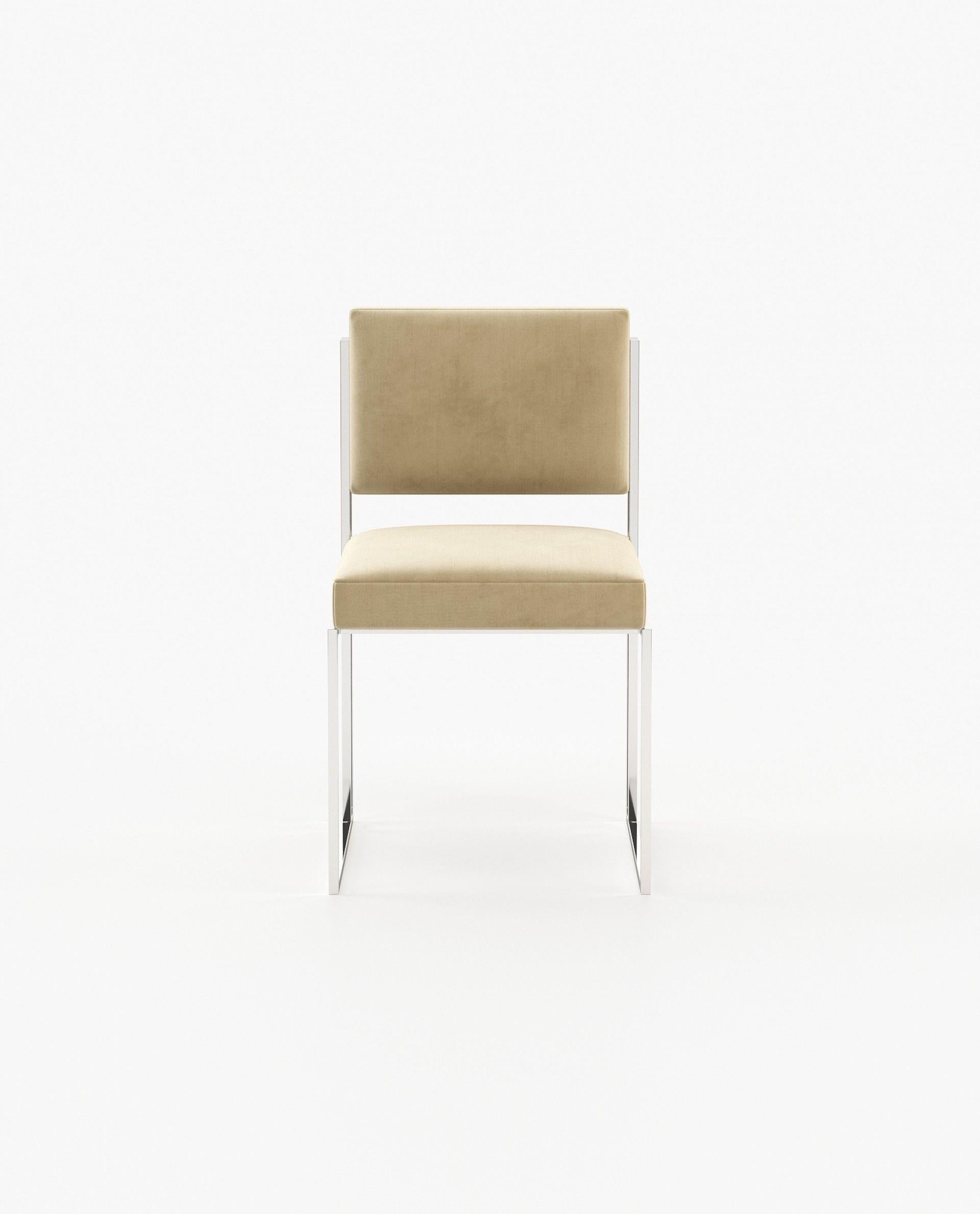 Si tratta di un pezzo moderno ed elegante, progettato per garantire comfort e stile. È dotato di un robusto telaio in acciaio inossidabile che ne garantisce la durata e la longevità. La sedia è caratterizzata da un'imbottitura soffice e da uno
