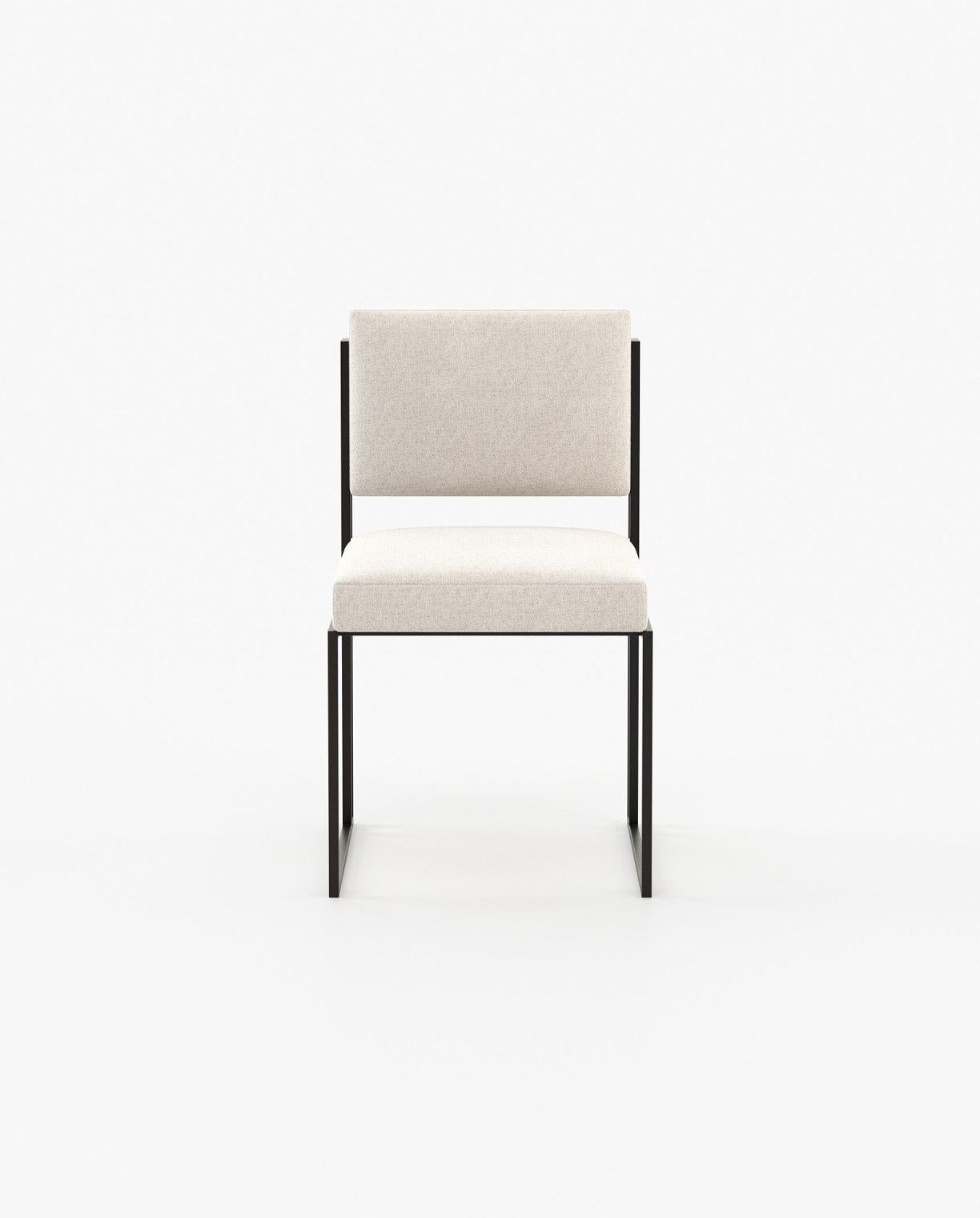 Moderner, eleganter Esszimmerstuhl mit strukturiertem schwarzem Eisengestell und Performance-Samt im Zustand „Neu“ im Angebot in NEW YORK, NY