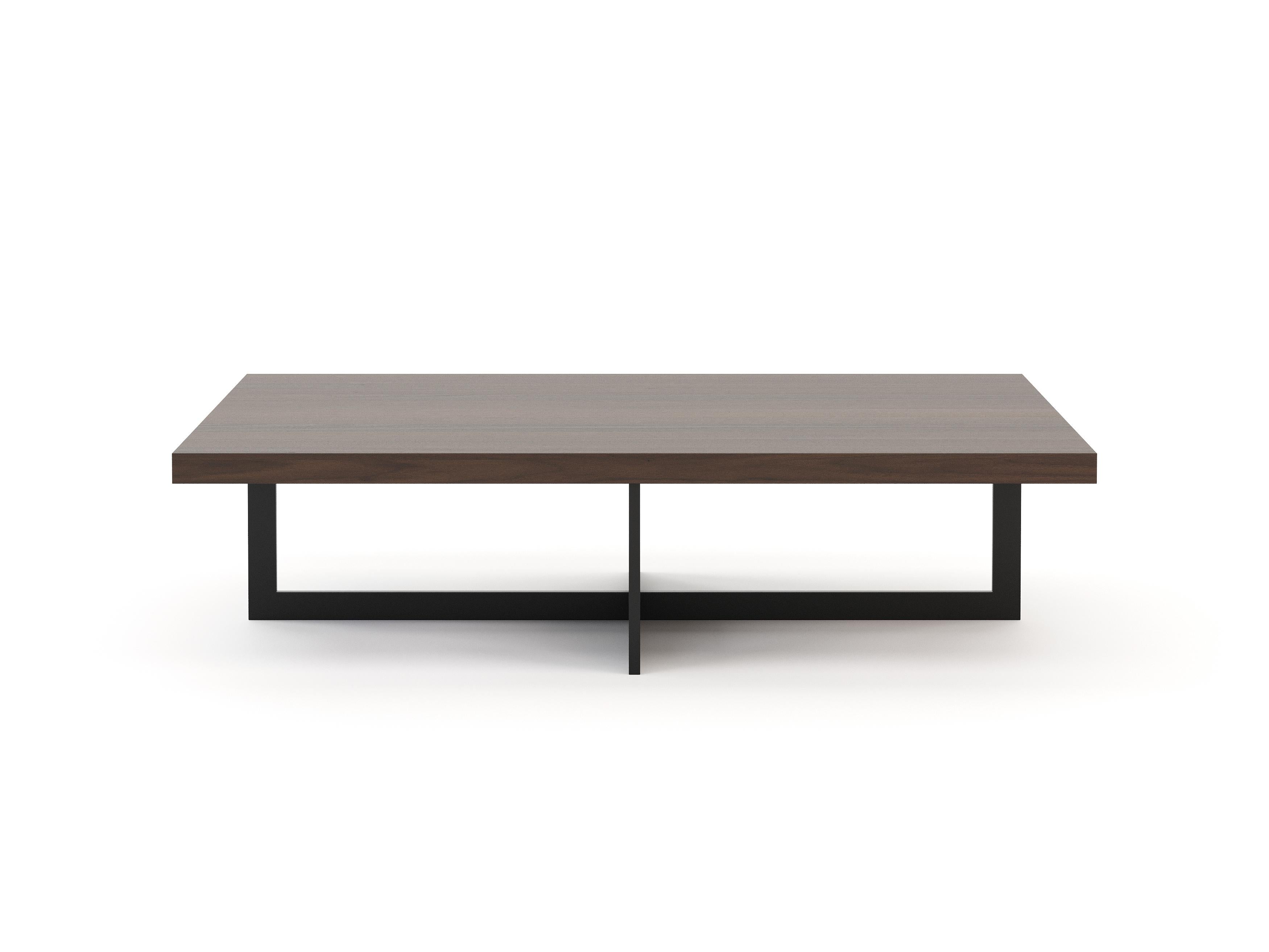 The Slender collection was developed with slim and elongated lines. The traces of this collection extend along the pieces, creating a sense of involvement between all the elements.

With a sleek base in textured black iron, the Slender coffee table