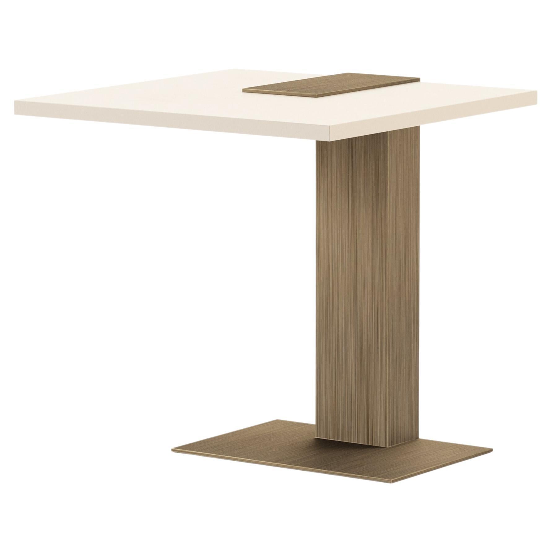Table d'appoint moderne et élancée en fer et laque, fabriquée à la main par Stylish Club en vente