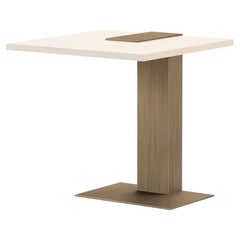 Table d'appoint moderne et élancée en fer et laque, fabriquée à la main par Stylish Club