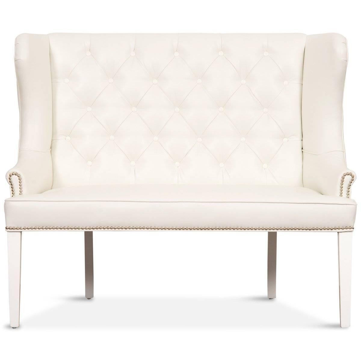 Modern Slim Dining Curved Wingback Loveseat, getuftetes weißes Kunstleder (Moderne der Mitte des Jahrhunderts) im Angebot