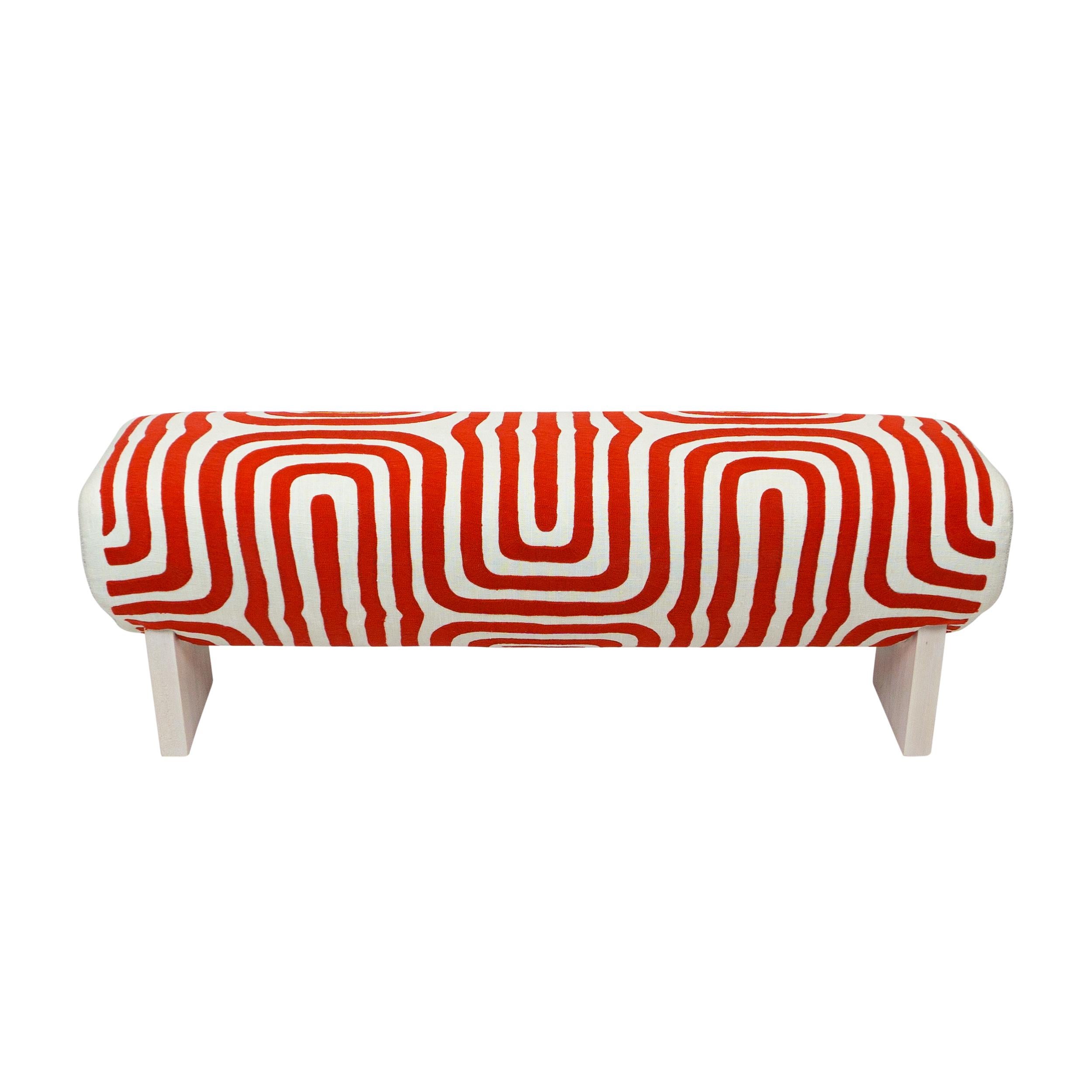 Américain Banc moderne incliné en lin brodé orange vif tourbillonnant en vente