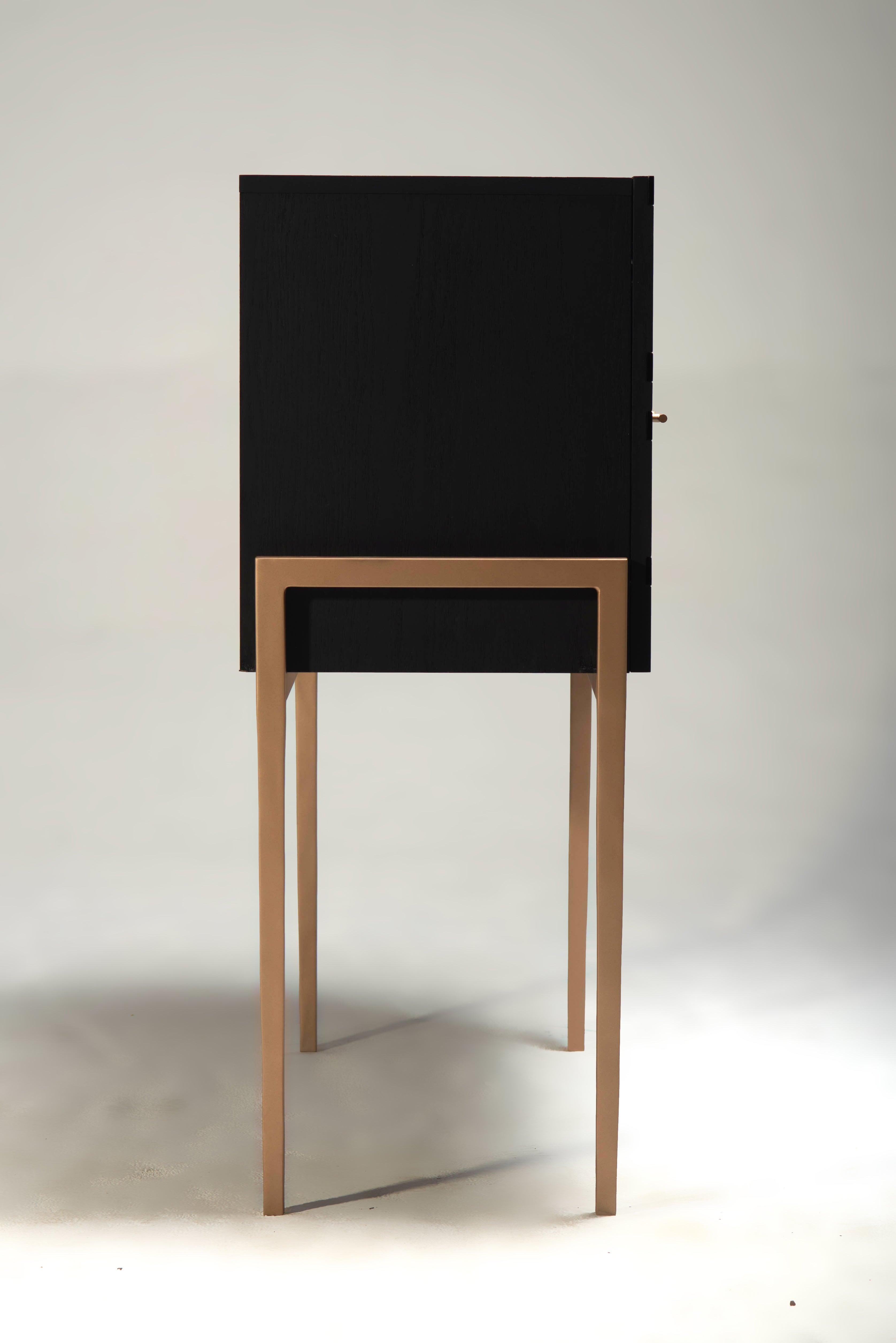Brunito Mobile moderno di piccole dimensioni per il soggiorno in laccato nero e Oak nero in vendita