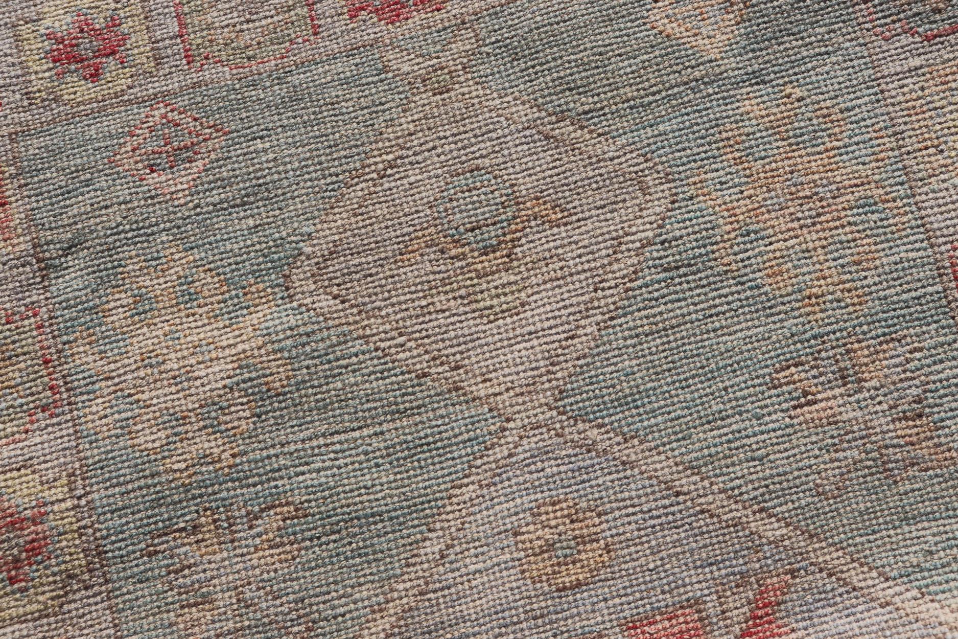 Moderner kleiner Oushak-Läufer mit blauem Teal-Blauem Hintergrund und Medaillon-Motiv im Angebot 3