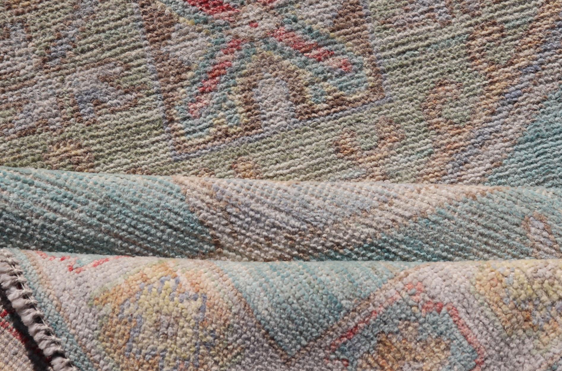 Moderner kleiner Oushak-Läufer mit blauem Teal-Blauem Hintergrund und Medaillon-Motiv im Angebot 4