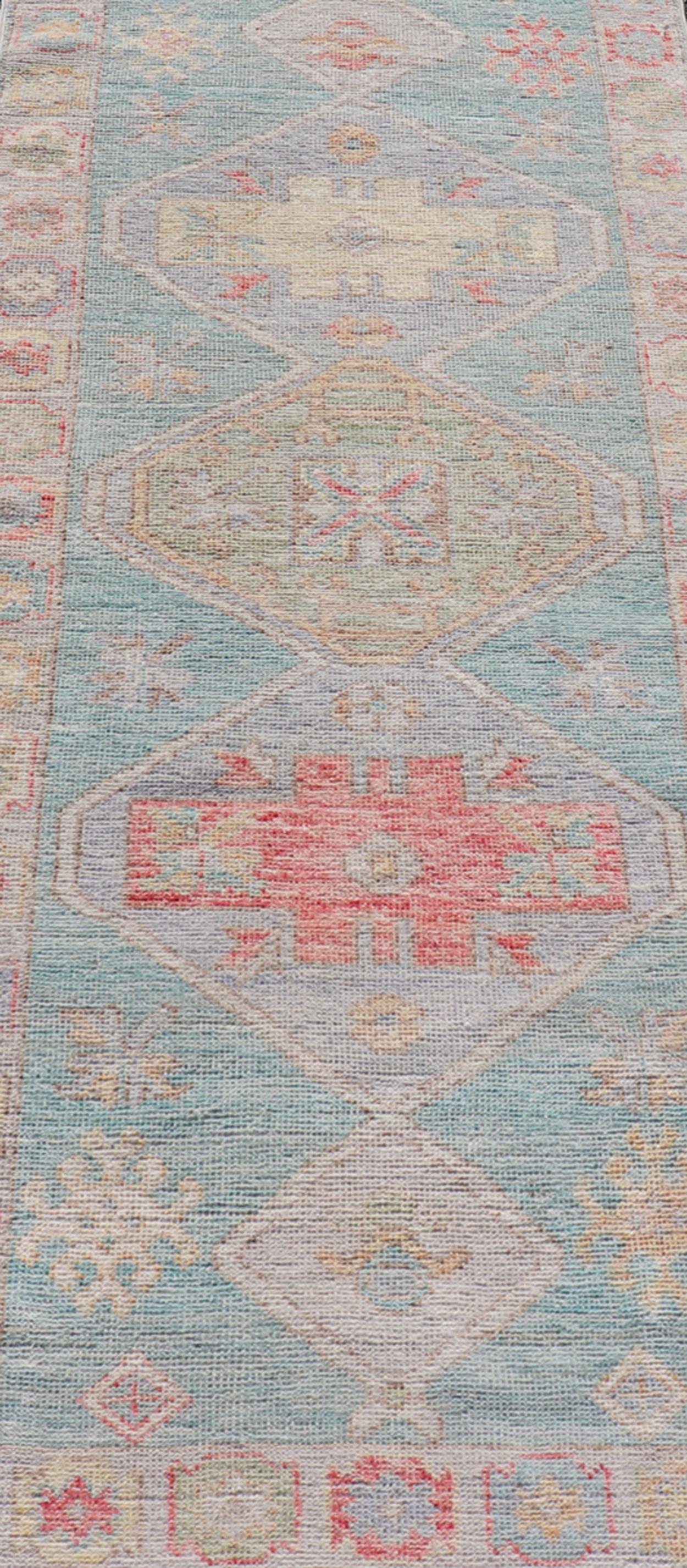 Moderner kleiner Oushak-Läufer mit blauem Teal-Blauem Hintergrund und Medaillon-Motiv im Angebot 5