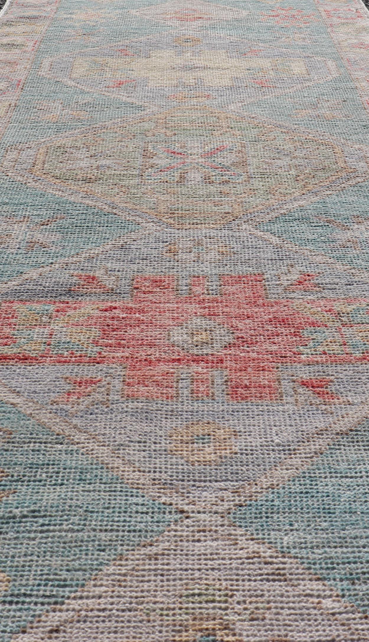 Maße: 2'5 x 6'5 
Moderner kleiner Oushak-Läufer mit teal-blauem Hintergrund und Medaillon-Motiv. 
Keivan Woven Arts; Vorleger AWR-12192  Herkunftsland: Afghanistan Art: Oushak Circa 2020-

Dieser zeitgemäße Läufer mit dem markanten, großformatigen,