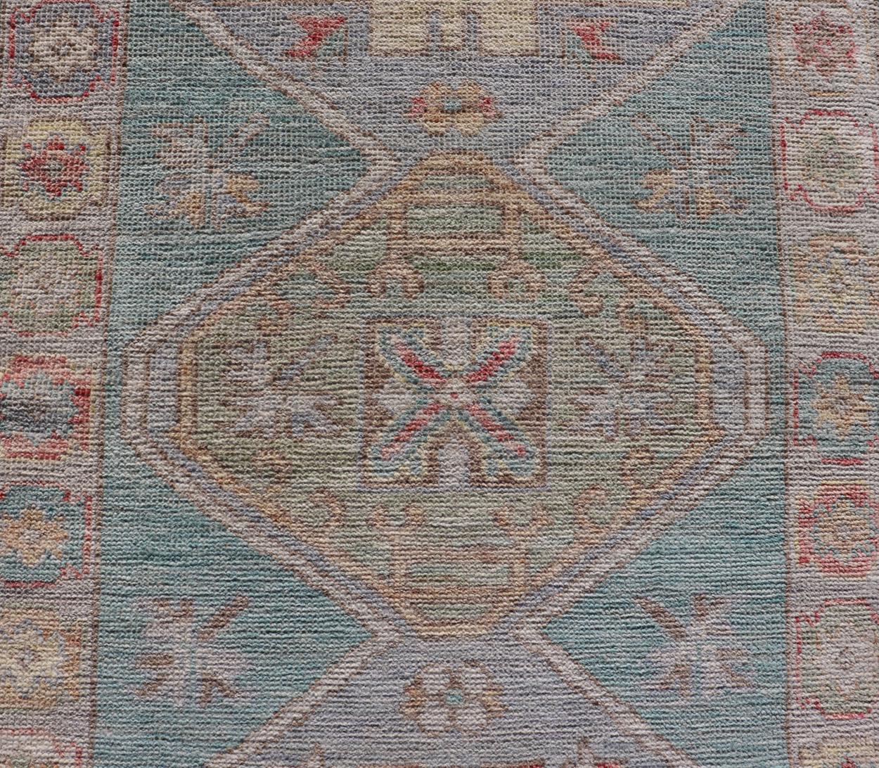 Moderner kleiner Oushak-Läufer mit blauem Teal-Blauem Hintergrund und Medaillon-Motiv (Afghanisch) im Angebot