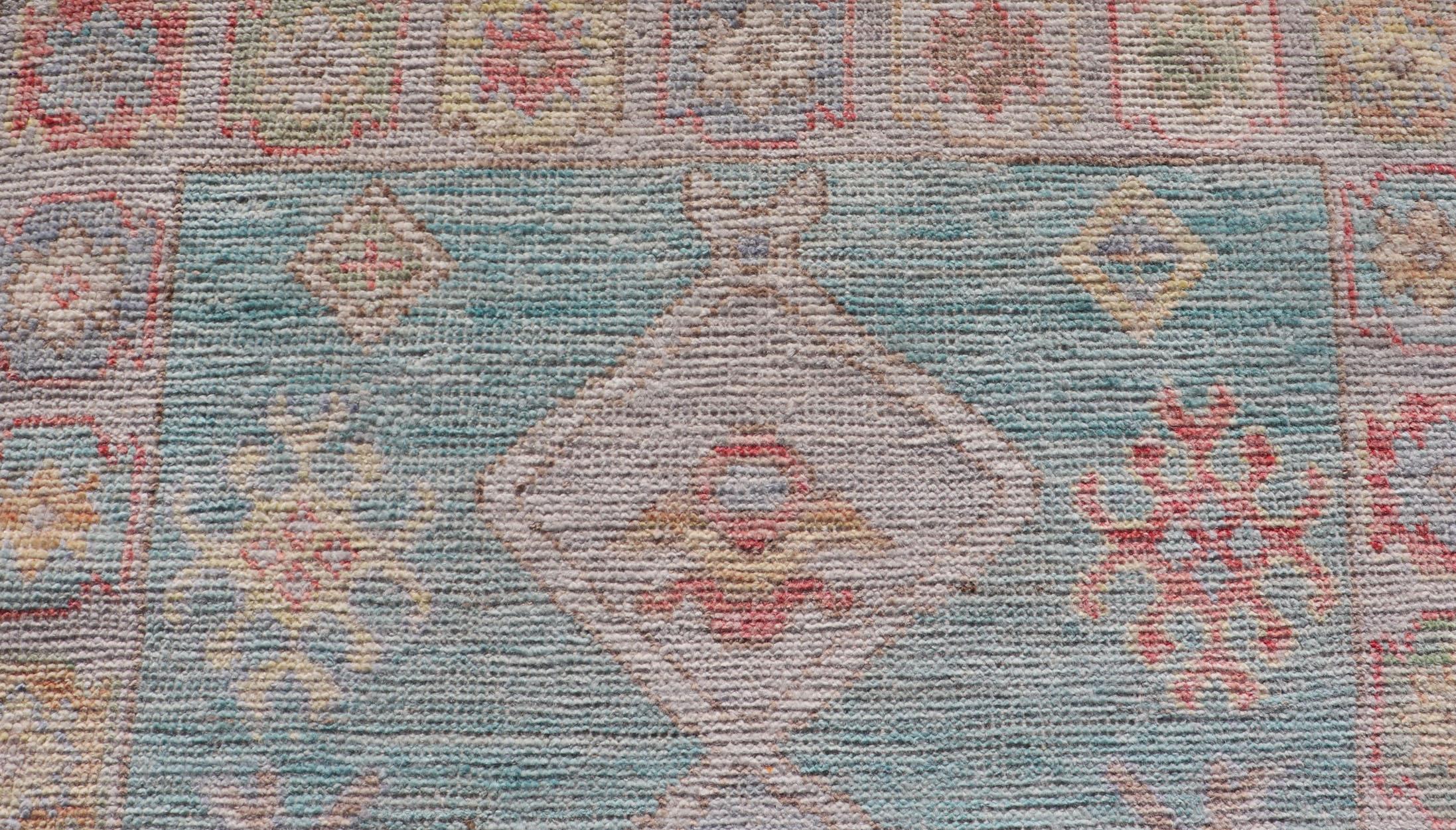 Moderner kleiner Oushak-Läufer mit blauem Teal-Blauem Hintergrund und Medaillon-Motiv (Handgeknüpft) im Angebot