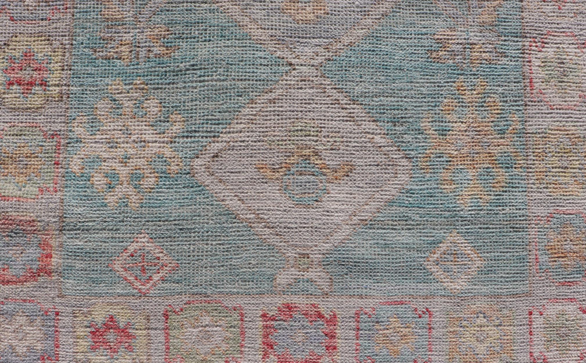 Moderner kleiner Oushak-Läufer mit blauem Teal-Blauem Hintergrund und Medaillon-Motiv im Zustand „Neu“ im Angebot in Atlanta, GA