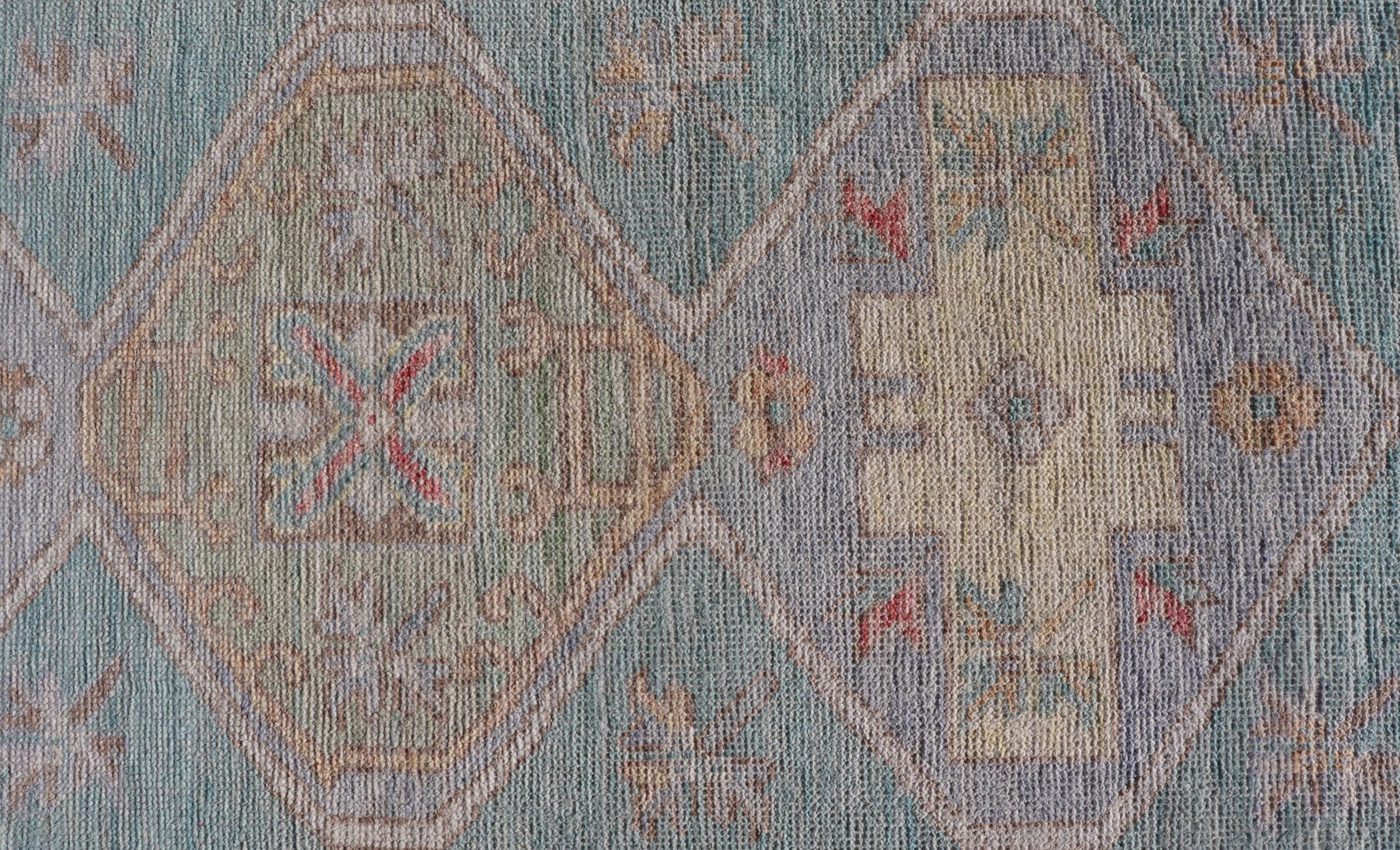 Moderner kleiner Oushak-Läufer mit blauem Teal-Blauem Hintergrund und Medaillon-Motiv (21. Jahrhundert und zeitgenössisch) im Angebot