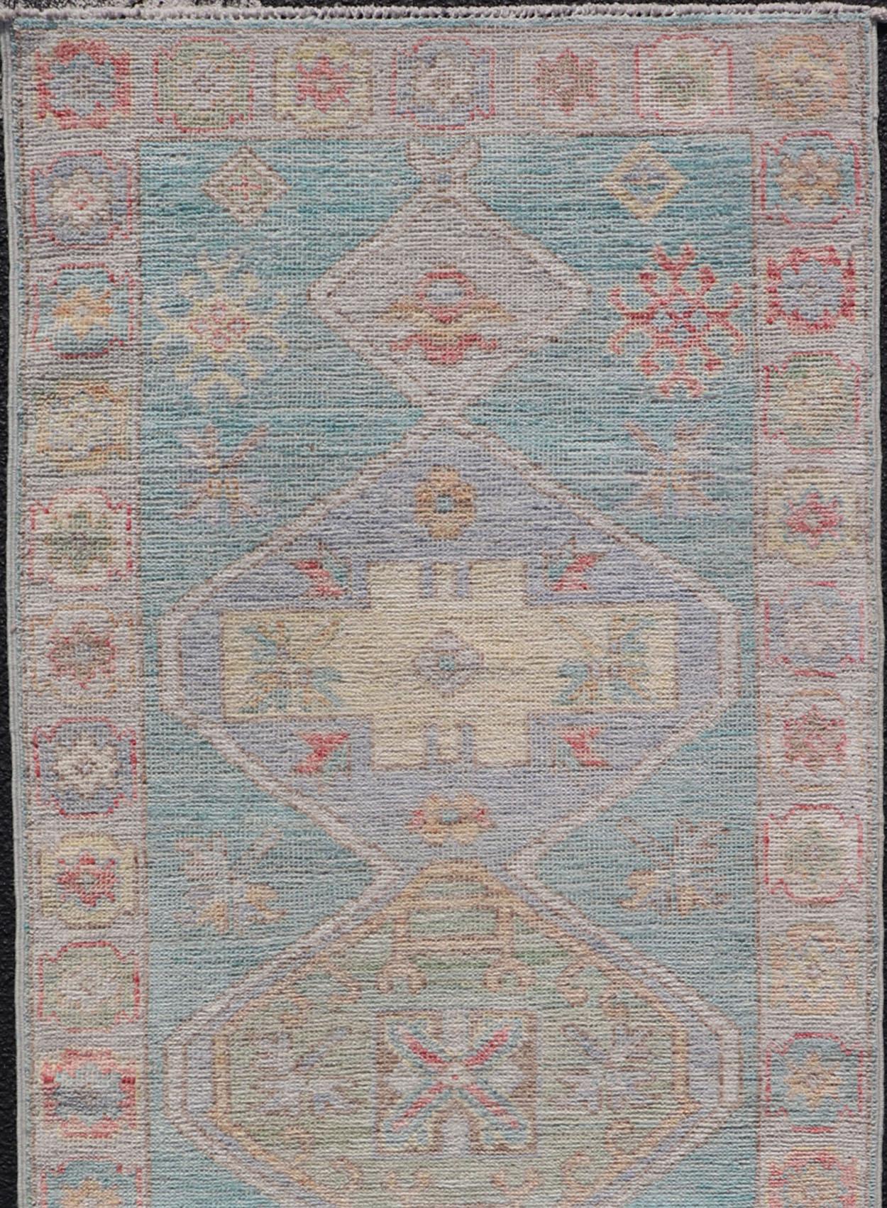 Moderner kleiner Oushak-Läufer mit blauem Teal-Blauem Hintergrund und Medaillon-Motiv (Wolle) im Angebot