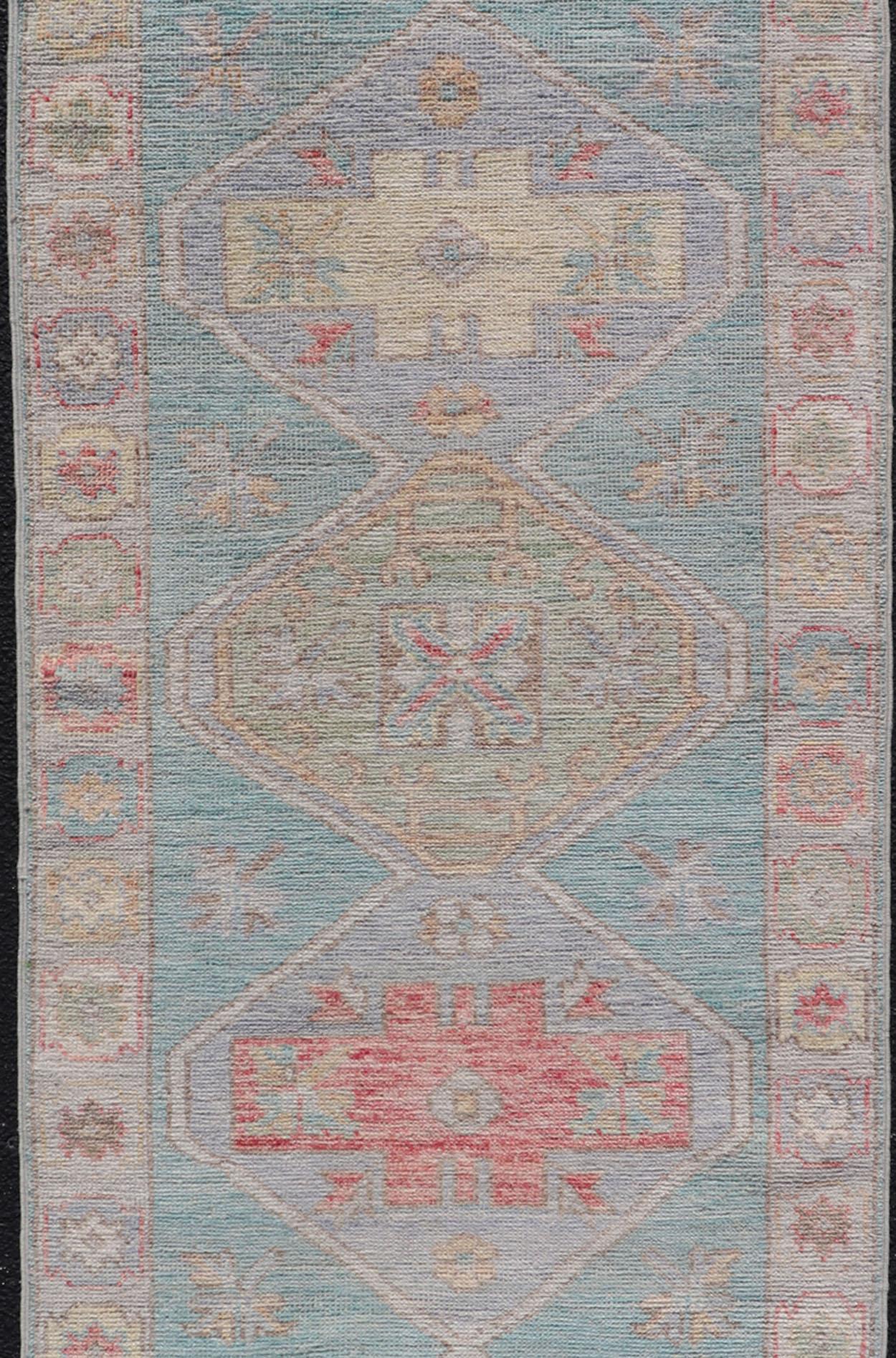Moderner kleiner Oushak-Läufer mit blauem Teal-Blauem Hintergrund und Medaillon-Motiv im Angebot 1