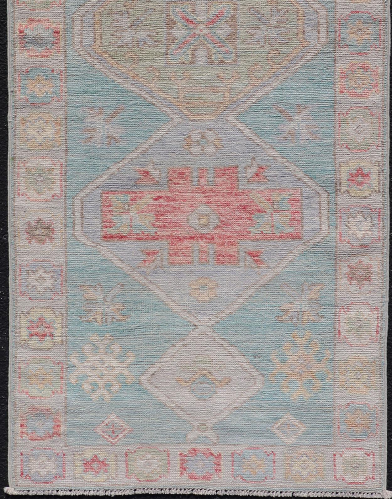 Moderner kleiner Oushak-Läufer mit blauem Teal-Blauem Hintergrund und Medaillon-Motiv im Angebot 2