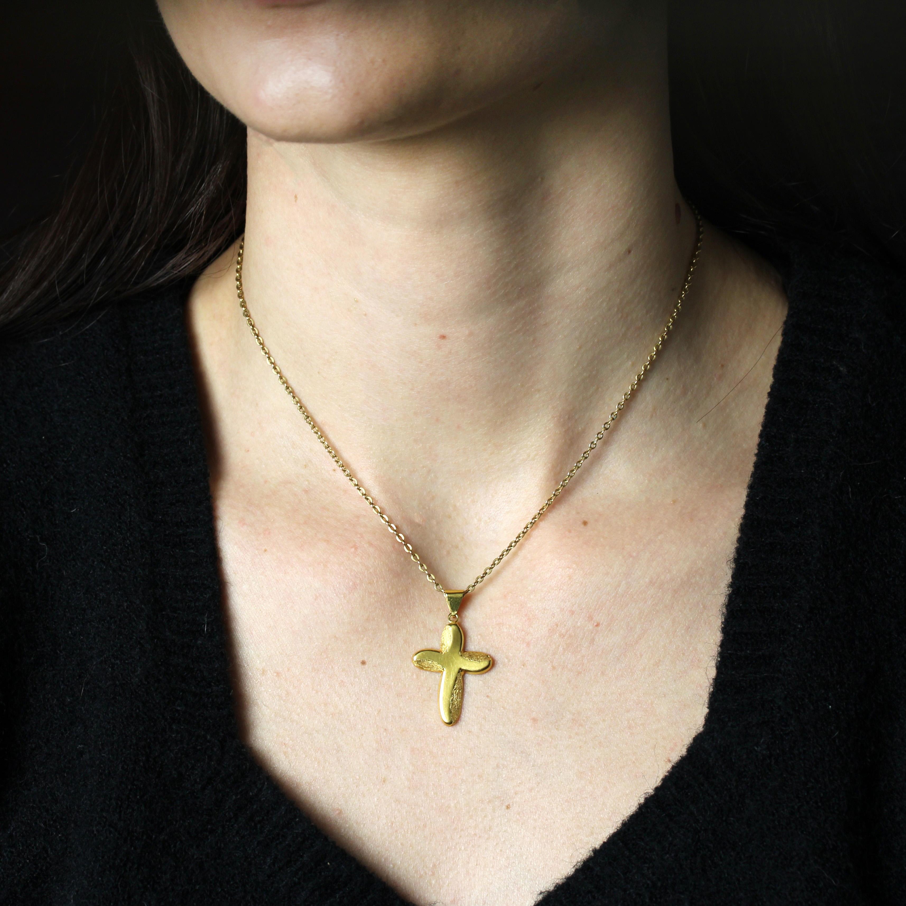 Ciondolo in oro giallo 18 carati.
Una croce spessa in oro giallo brillante, leggermente stilizzata e impreziosita da un effetto opaco su un profilo di ciascun ramo.
Il ciondolo è venduto da solo senza la catena di presentazione.
Altezza: 3,3 cm