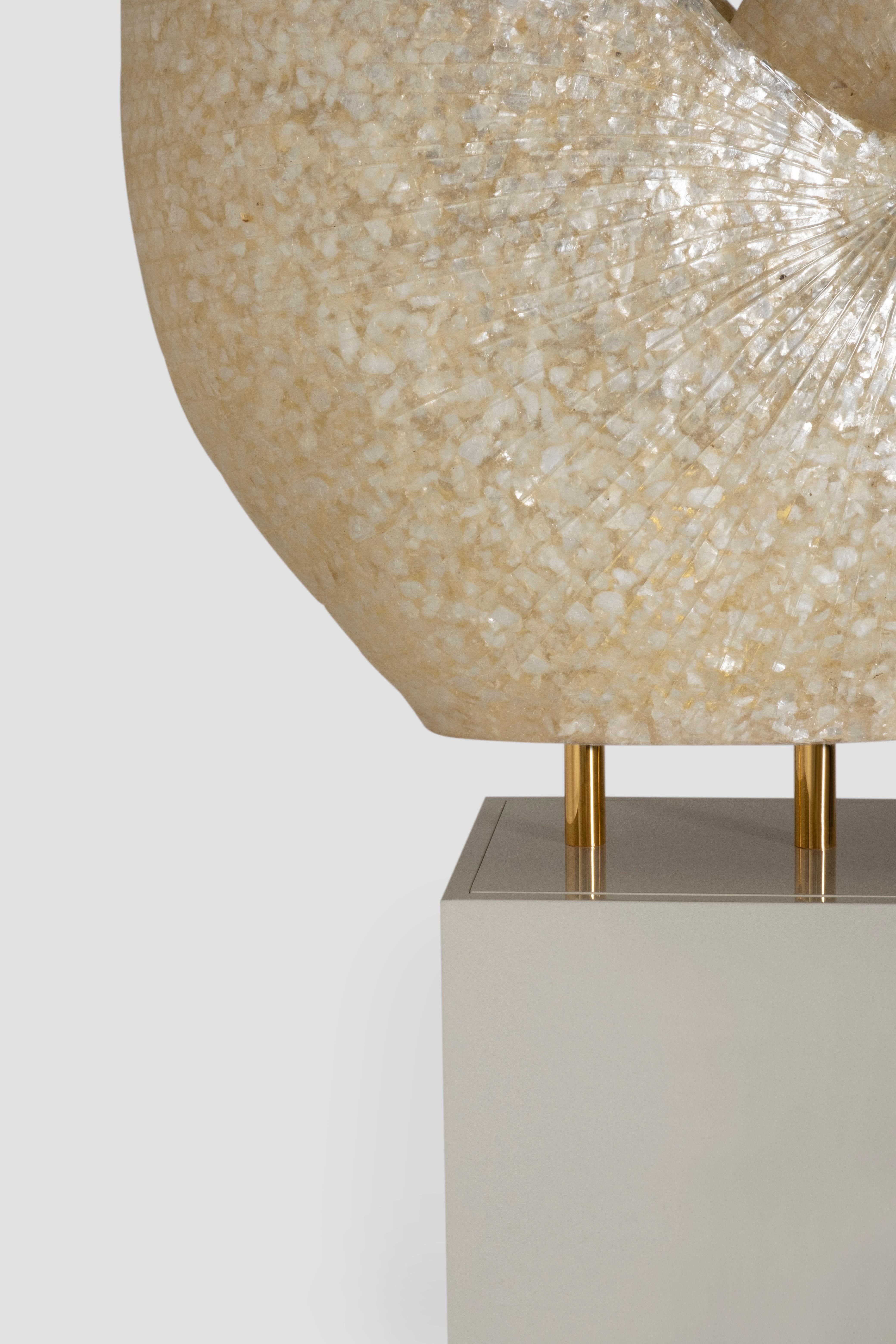 Moderno Scultura moderna con piedistallo a lumaca in ottone beige realizzata a mano in Portogallo da Greenapple in vendita