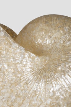 Moderne Schnecken-Sockel-Skulptur aus beigem Messing, handgefertigt in Portugal von Greenapple