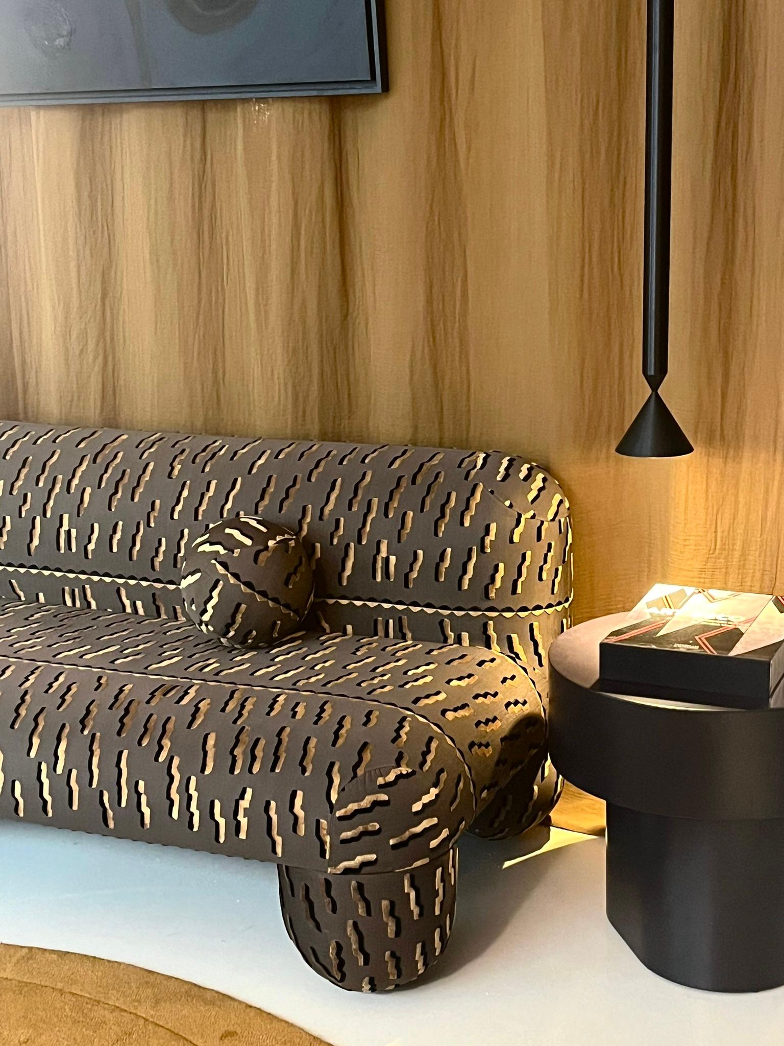 XXI secolo e contemporaneo Divano moderno Hello in velluto jacquard Dedar Tiger Mountain di NOOM in vendita